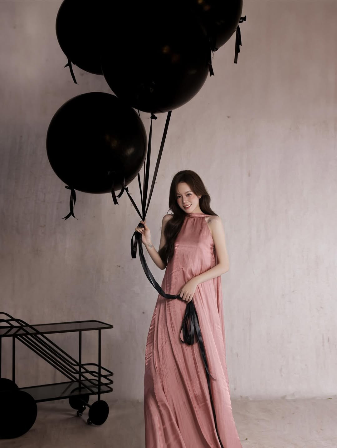 Cô nàng vốn đã được biết đến với vẻ ngoài xinh xắn, cuốn hút cùng sự năng động, sáng tạo trong các nội dung trên TikTok và cả công việc livestream bán hàng. (Ảnh: IGNV)