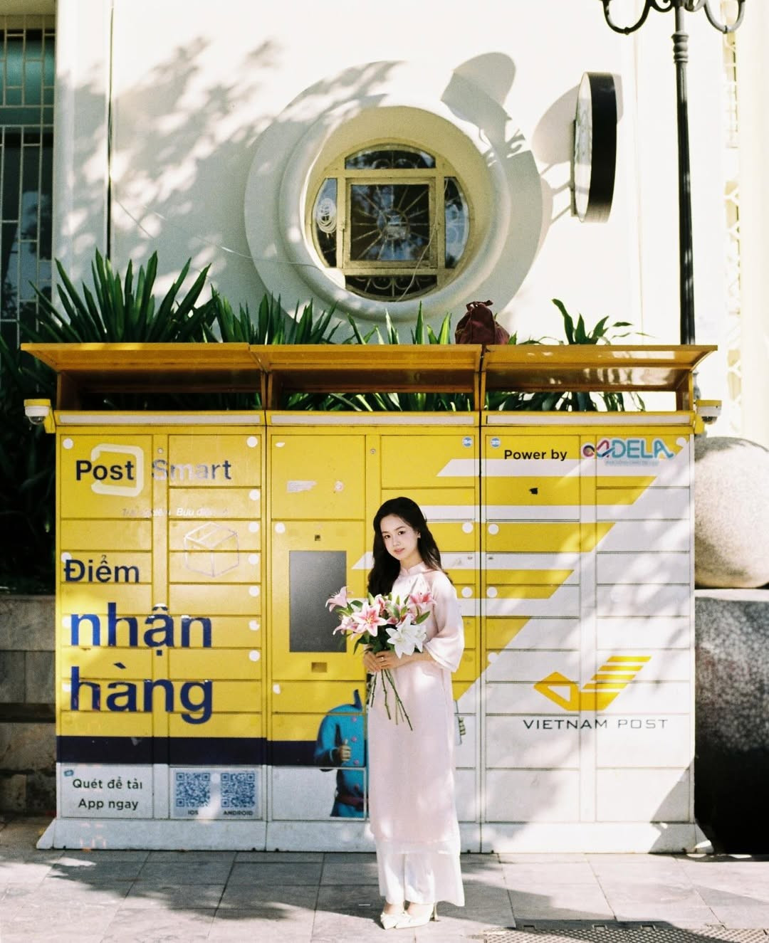 Trong bộ ảnh mới được chia sẻ, Nguyễn Lê Hiền Mai hóa thân thành "nàng thơ" giữa lòng Hà Nội, khoe trọn vẻ đẹp ngọt ngào, thuần khiết trong tà áo dài truyền thống. (Ảnh: IGNV)