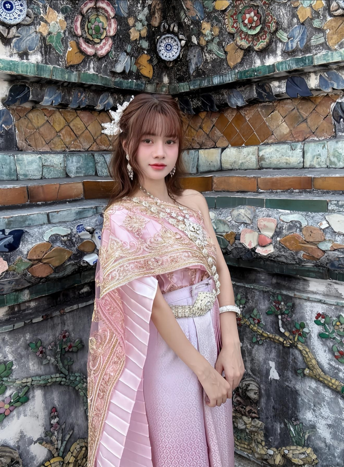 Không chỉ là một TikToker, Tiểu Ngáo còn thử sức mình trong lĩnh vực streamer. Cô cũng thường xuyên chia sẻ những khoảnh khắc đời thường, vui vẻ cùng bạn trai, Tiktoker Hoàng Hôn, trên trang cá nhân. (Ảnh: FBNV)