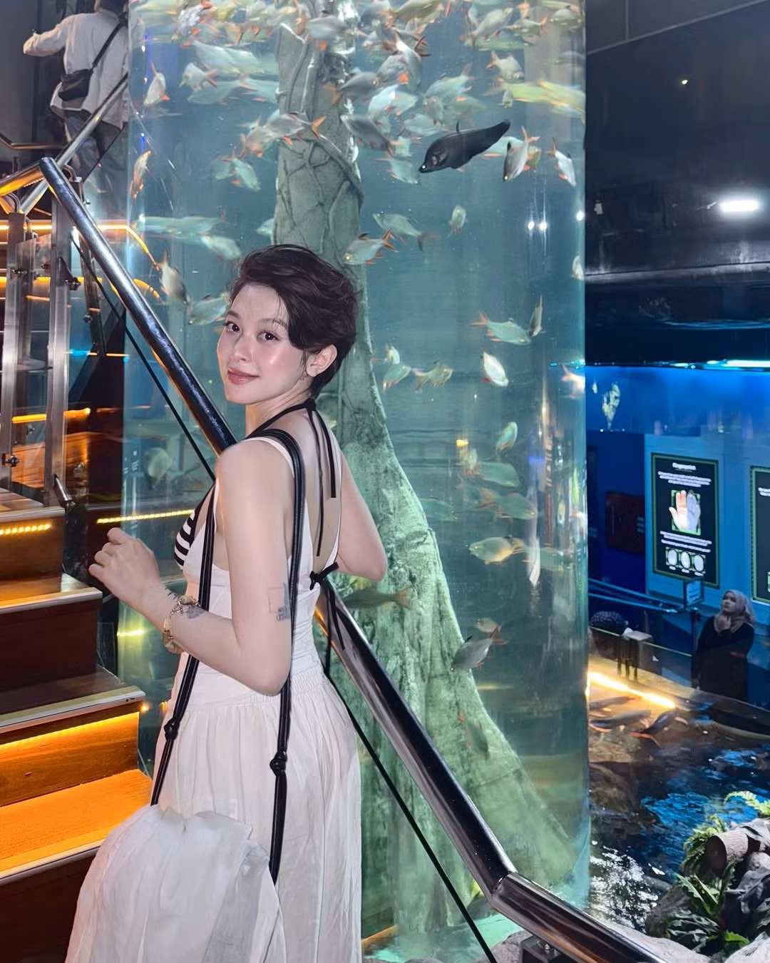 Điểm đặc trưng trong phong cách của Hà My nằm ở cách tiết chế màu sắc, ưu tiên gam trắng – đen kinh điển, cùng lối phối tối giản nhưng thông minh: khoe khéo vòng eo, bờ vai nhưng không sa đà vào gợi cảm lộ liễu.