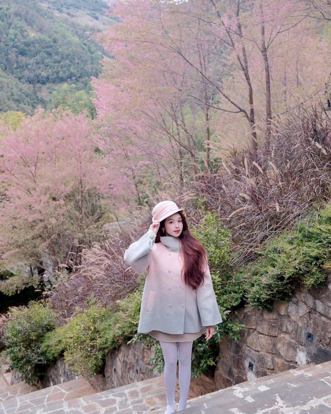 Không cần tạo dáng cầu kỳ, chỉ cần một ánh mắt nhìn xa xăm hay nụ cười e ấp bên nhành hoa, cô nàng sinh năm 2001 đã tạo nên những khung hình đậm chất điện ảnh. (Ảnh: FBNV)