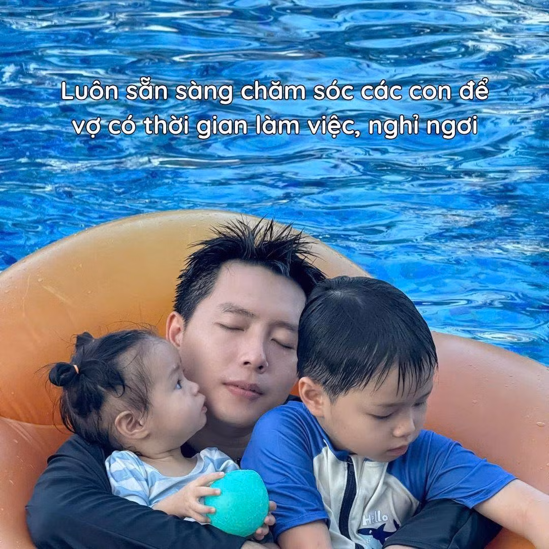 Thành Trần không chỉ đồng hành cùng vợ trong cuộc sống mà còn yêu chiều vợ hết mực. Theo Trinh Phạm chia sẻ, chồng cô không chỉ là phó nháy ruột trong những chuyến du lịch, mà còn luôn luôn sẵn sàng chăm con, làm mọi việc để vợ có thêm thời gian nghỉ ngơi, chăm sóc bản thân.