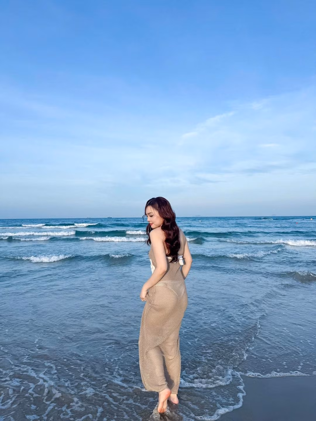 Kèm theo đó, nàng beauty blogger còn đăng tải loạt ảnh sống ảo "đẹp mê hồn" để chứng minh cho những kinh nghiệm chụp ảnh "xương máu" của mình".