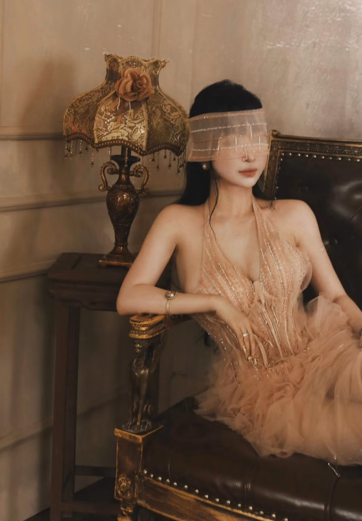 Bên cạnh cuộc sống xa hoa với những chuyến du lịch sang chảnh, đồ hiệu đắt đỏ, điều khiến "mẹ hai con" này luôn gây "sốt" chính là nhan sắc trẻ trung, phong cách thời trang quyến rũ và vóc dáng nuột nà đáng ngưỡng mộ dù đang ở ngưỡng tuổi U40. (Ảnh: FBNV)