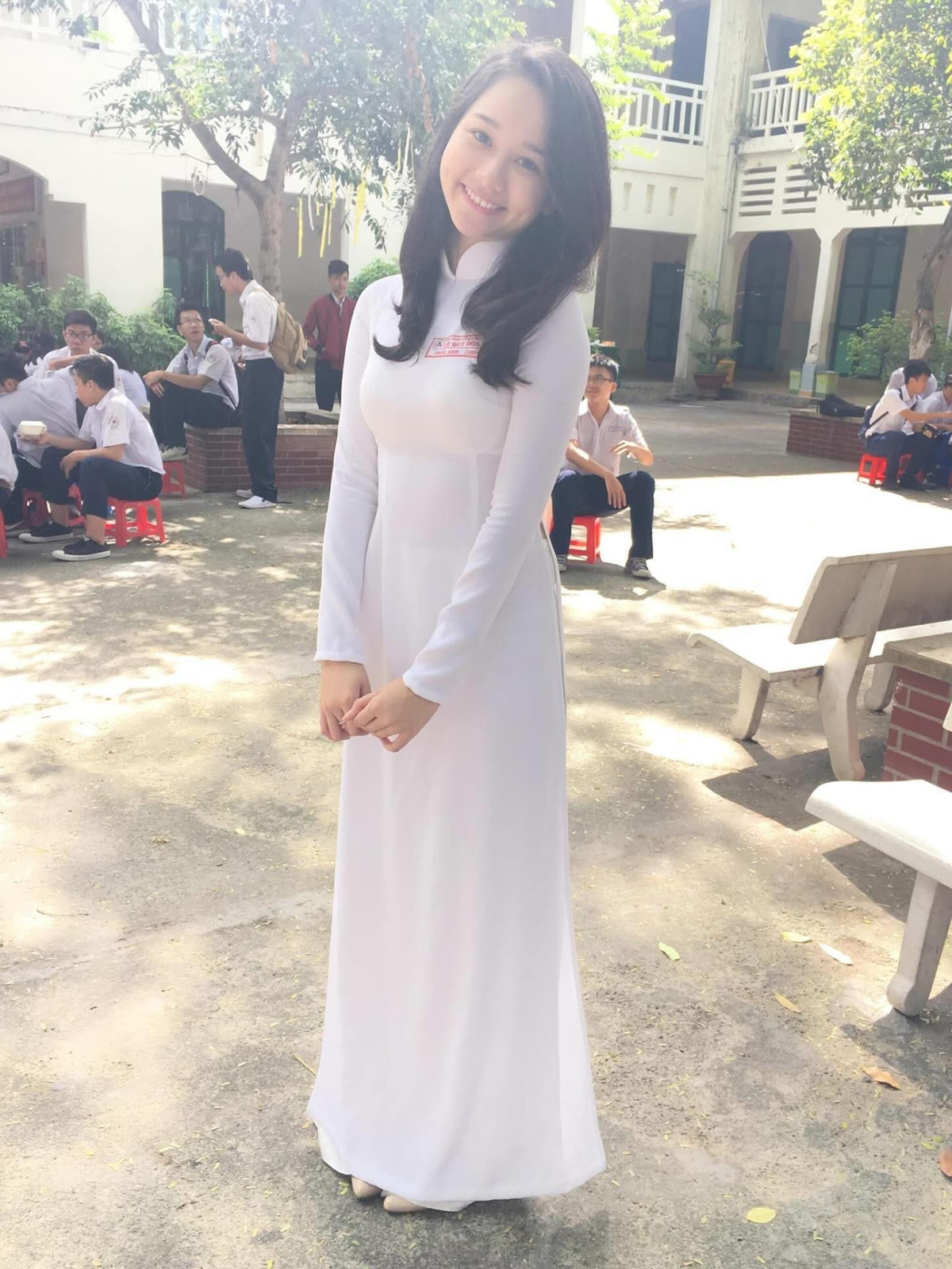 Dù là khi diện tà áo dài trắng tinh khôi, hay lúc năng động, gợi cảm trong trang phục bikini bên bờ biển, Trúc Anh vẫn toát lên một vẻ đẹp tự nhiên, chưa hề qua các ứng dụng chụp ảnh hiện đại. (Ảnh: @trucanhhh_)