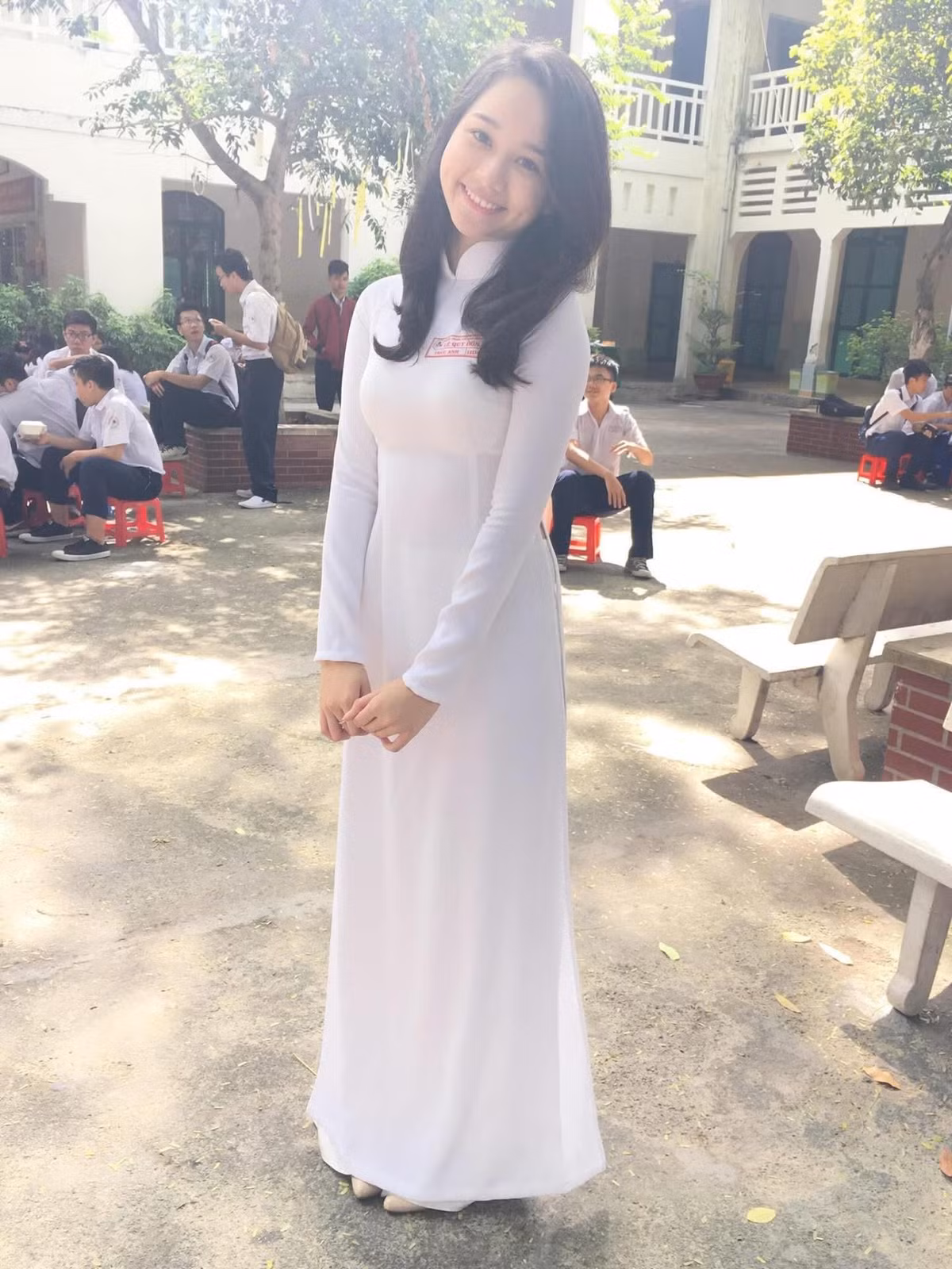 Dù là khi diện tà áo dài trắng tinh khôi, hay lúc năng động, gợi cảm trong trang phục bikini bên bờ biển, Trúc Anh vẫn toát lên một vẻ đẹp tự nhiên, chưa hề qua các ứng dụng chụp ảnh hiện đại. (Ảnh: @trucanhhh_)