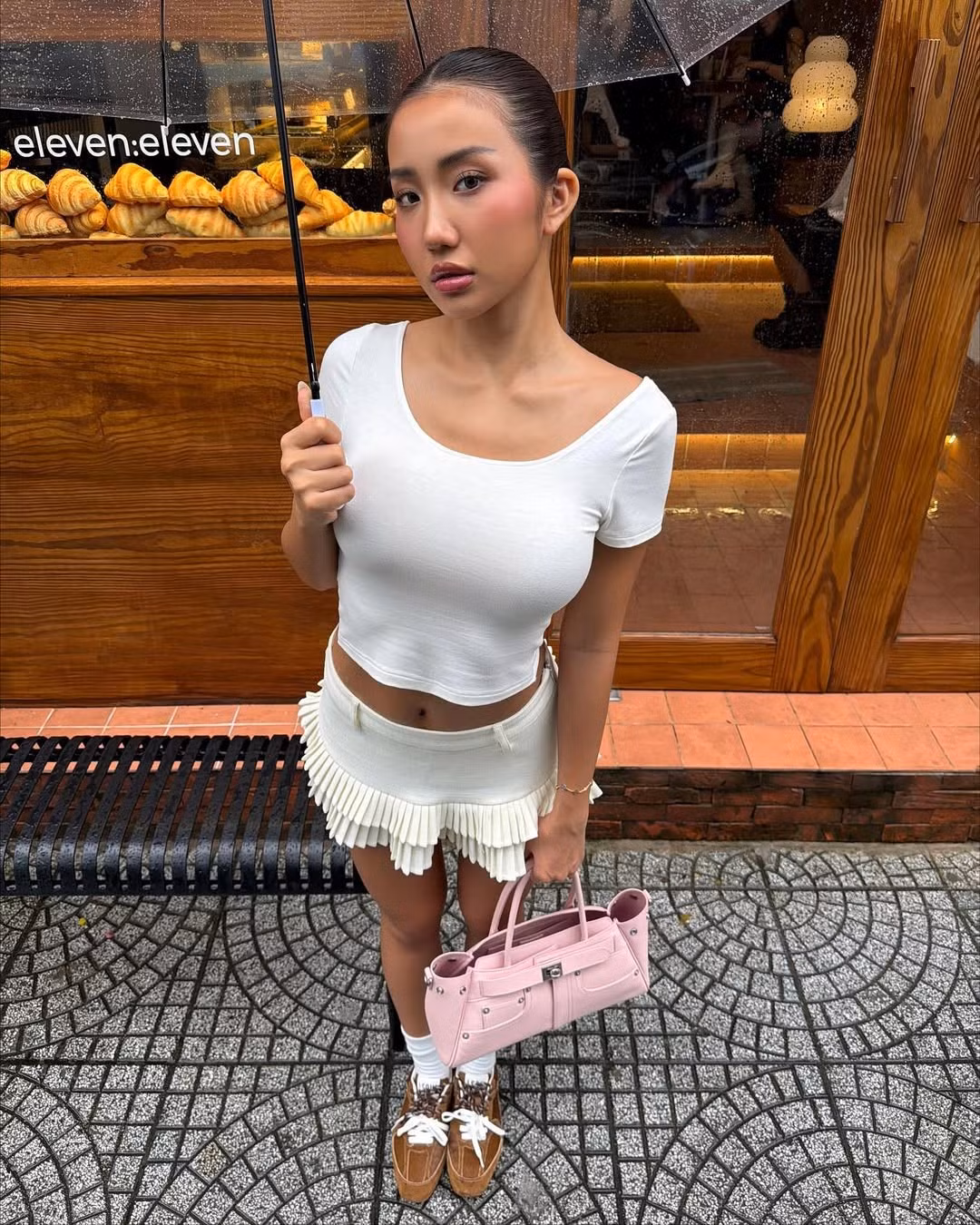 Cô nàng chọn một đôi giày thể thao màu nâu nổi bật với dây buộc họa tiết, đi kèm tất trắng cổ cao. Sự kết hợp này mang hơi hướng phong cách Athleisure, vừa thoải mái khi dạo phố lại vừa tăng thêm vẻ ngoài cá tính, khác biệt. (Ảnh: IGNV)