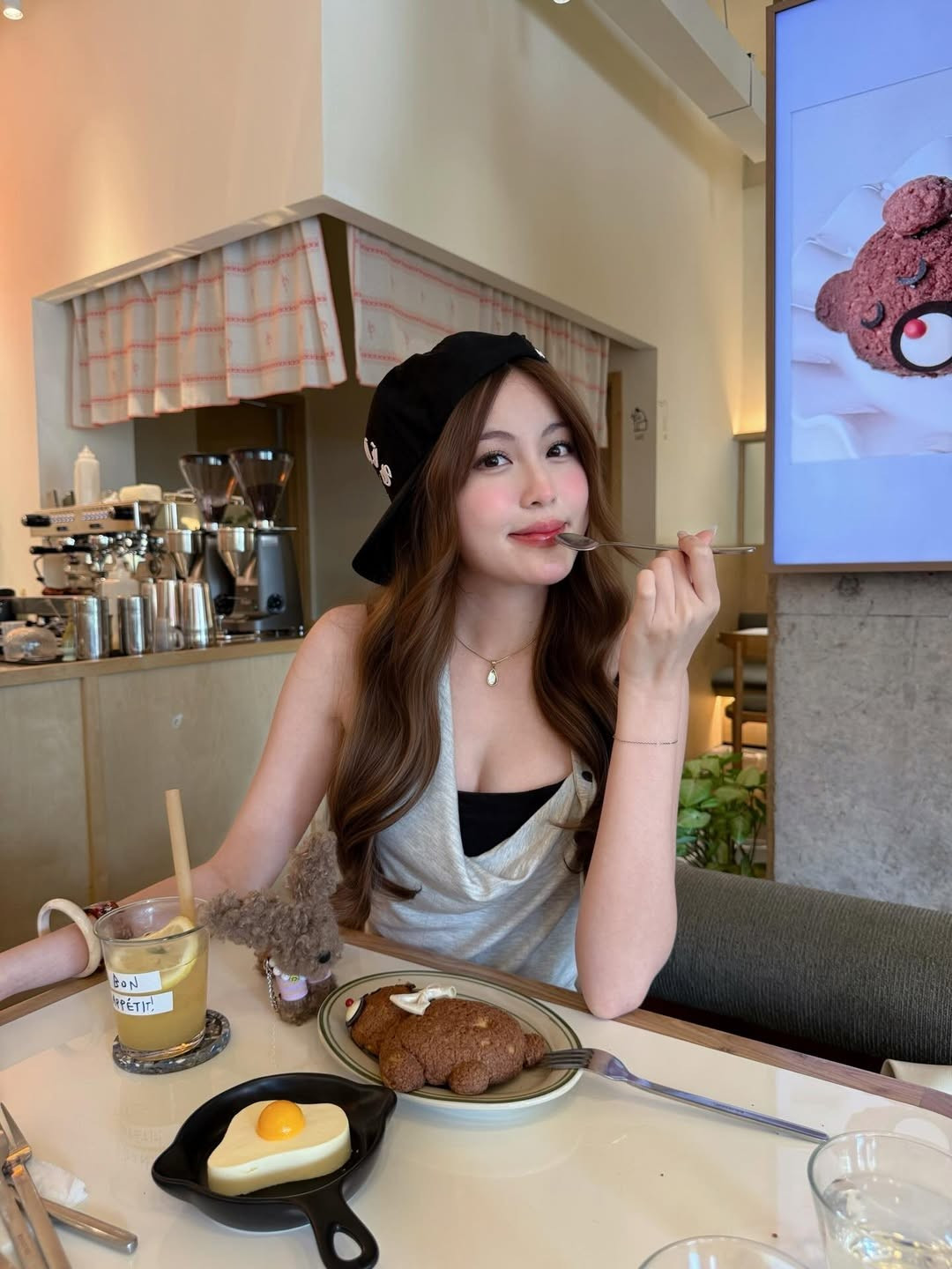 Cô nàng kết hợp với quần short đen basic giúp cô nàng khoe trọn đôi chân thon dài, trắng ngần - lợi thế hình thể vốn có của mình.(Ảnh: IGNV)