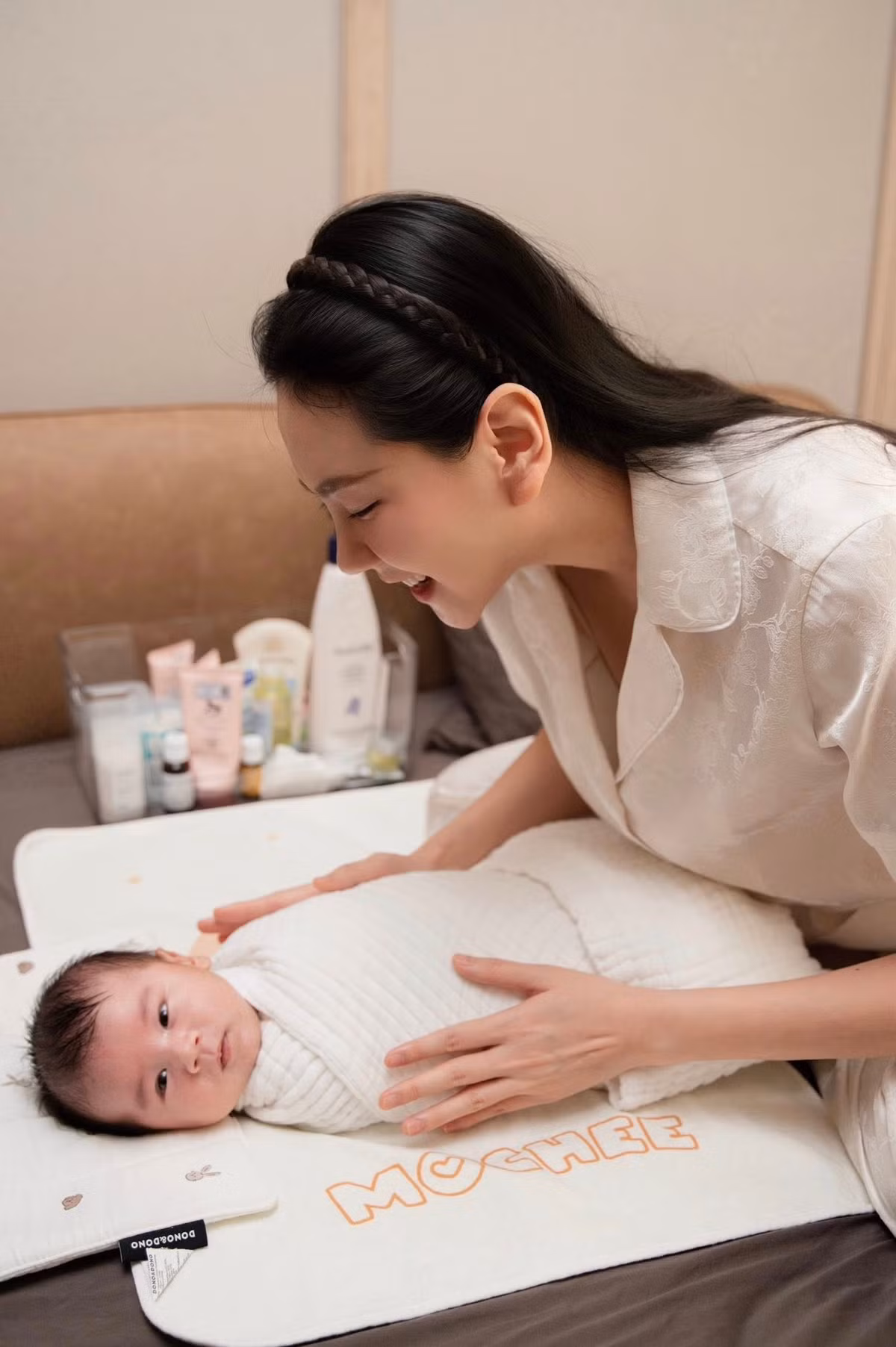 Vào thời điểm sắp "vỡ chum", vóc dáng nữ MC không thay đổi quá nhiều, cân nặng tăng 8kg và vòng eo tăng 20cm. Người đẹp cho biết cô không bị rạn da, gương mặt không "vỡ nét" giống nhiều mẹ bầu khác.