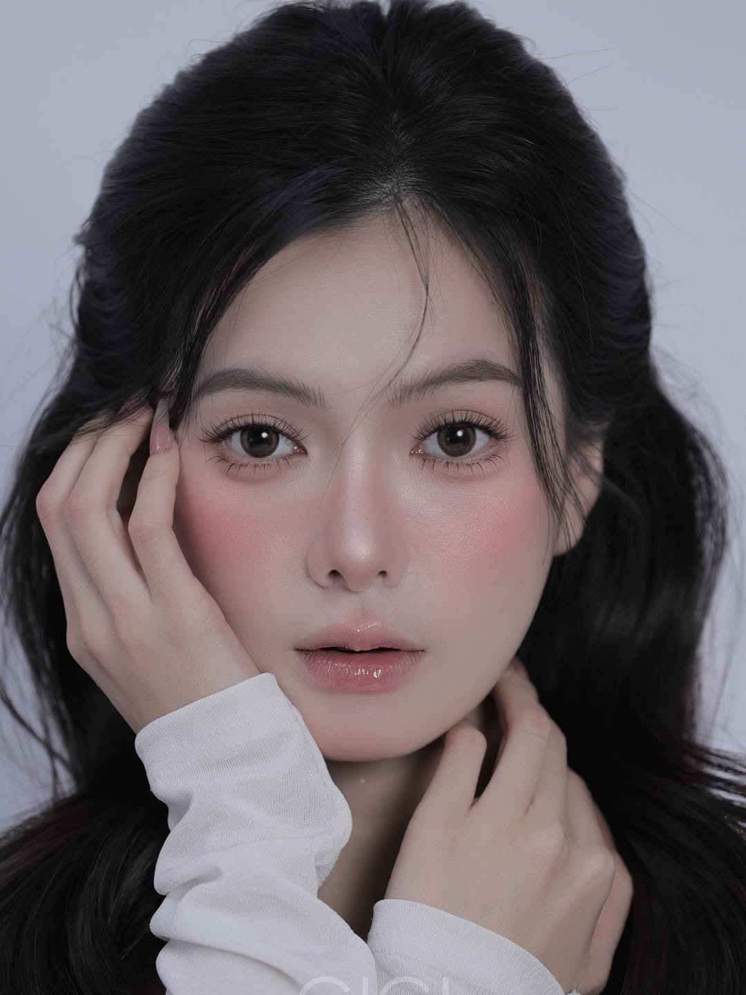 Trong nhiếp ảnh, những khung hình cận mặt luôn được coi là "thước đo" khắc nghiệt nhất đối với nhan sắc. Ở khoảng cách này, mọi khuyết điểm từ làn da không đều màu, lỗ chân lông đến những đường nét thiếu cân đối đều dễ dàng bị phơi bày dưới ống kính. (Ảnh: IGNV)