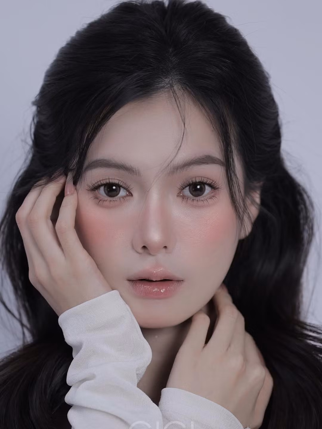 Trong nhiếp ảnh, những khung hình cận mặt luôn được coi là "thước đo" khắc nghiệt nhất đối với nhan sắc. Ở khoảng cách này, mọi khuyết điểm từ làn da không đều màu, lỗ chân lông đến những đường nét thiếu cân đối đều dễ dàng bị phơi bày dưới ống kính. (Ảnh: IGNV)