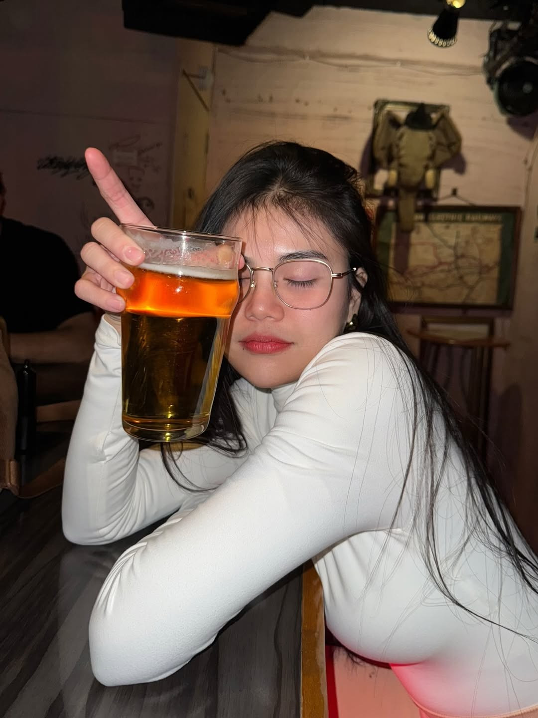 Cô nàng hiện sở hữu hơn 390.000 người theo dõi trên trang cá nhân, mỗi bài đăng đều nhận về hàng chục nghìn lượt yêu thích. Riêng loạt ảnh tắm suối của cô nàng có hơn 104.000 lượt tim cùng hàng nghìn bình luận.