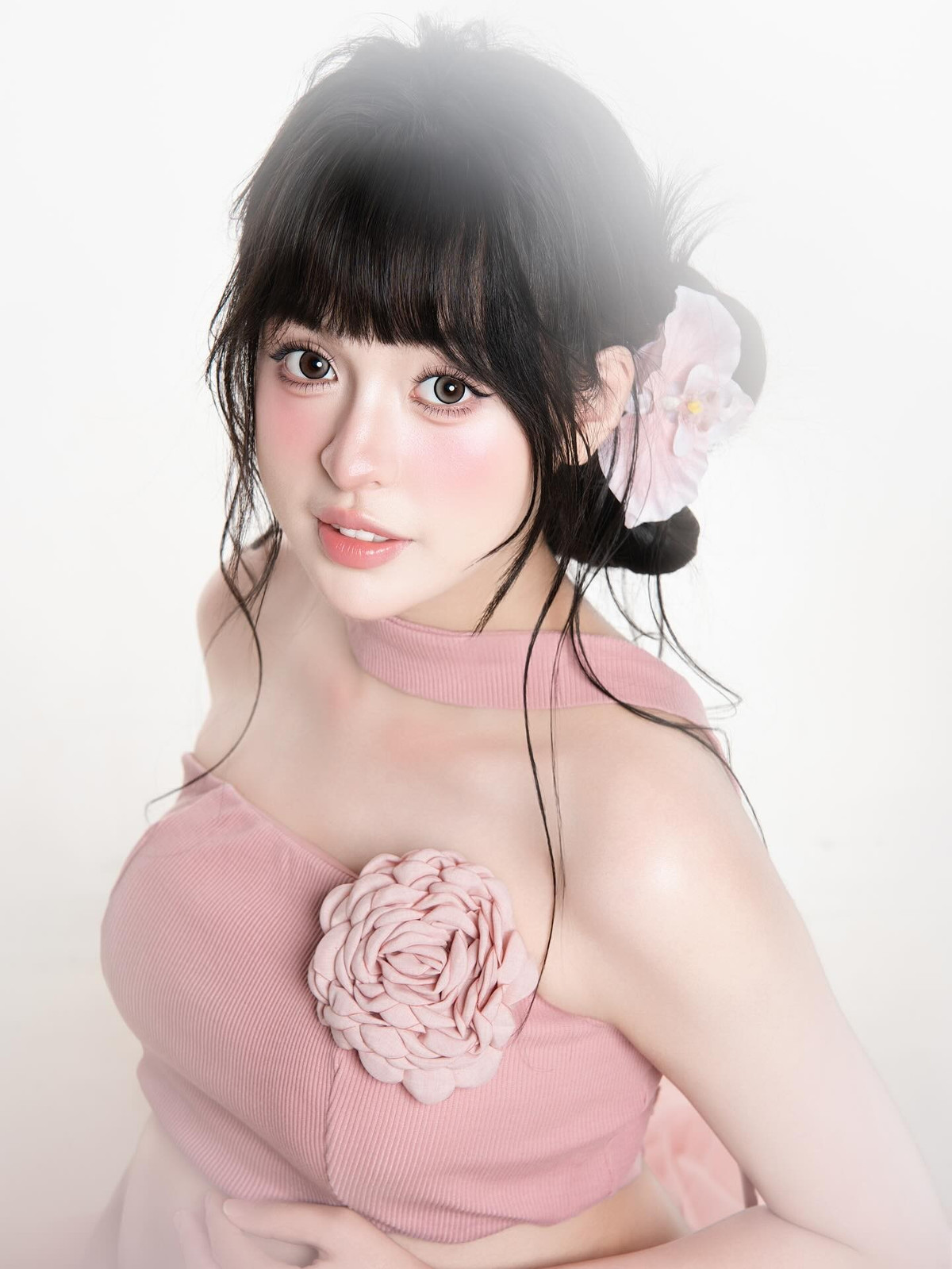 Những bức ảnh này không chỉ ghi lại khoảnh khắc thiêng liêng trong cuộc đời mà còn thể hiện sự thay đổi tích cực, trưởng thành của "hot girl trứng rán" một thời. (Ảnh: Instagram @po.trann)