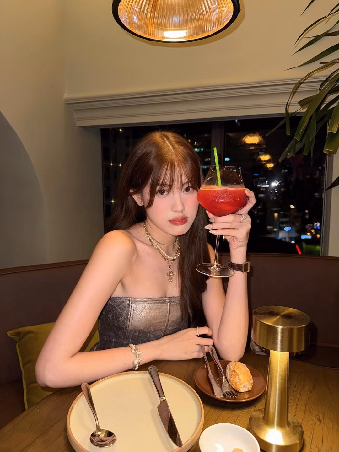 Phong cách của Tăng Mỹ Hàn có thể được miêu tả là sự kết hợp tinh tế giữa vẻ gợi cảm, nữ tính và một chút cá tính, hiện đại. (Ảnh: IGNV)