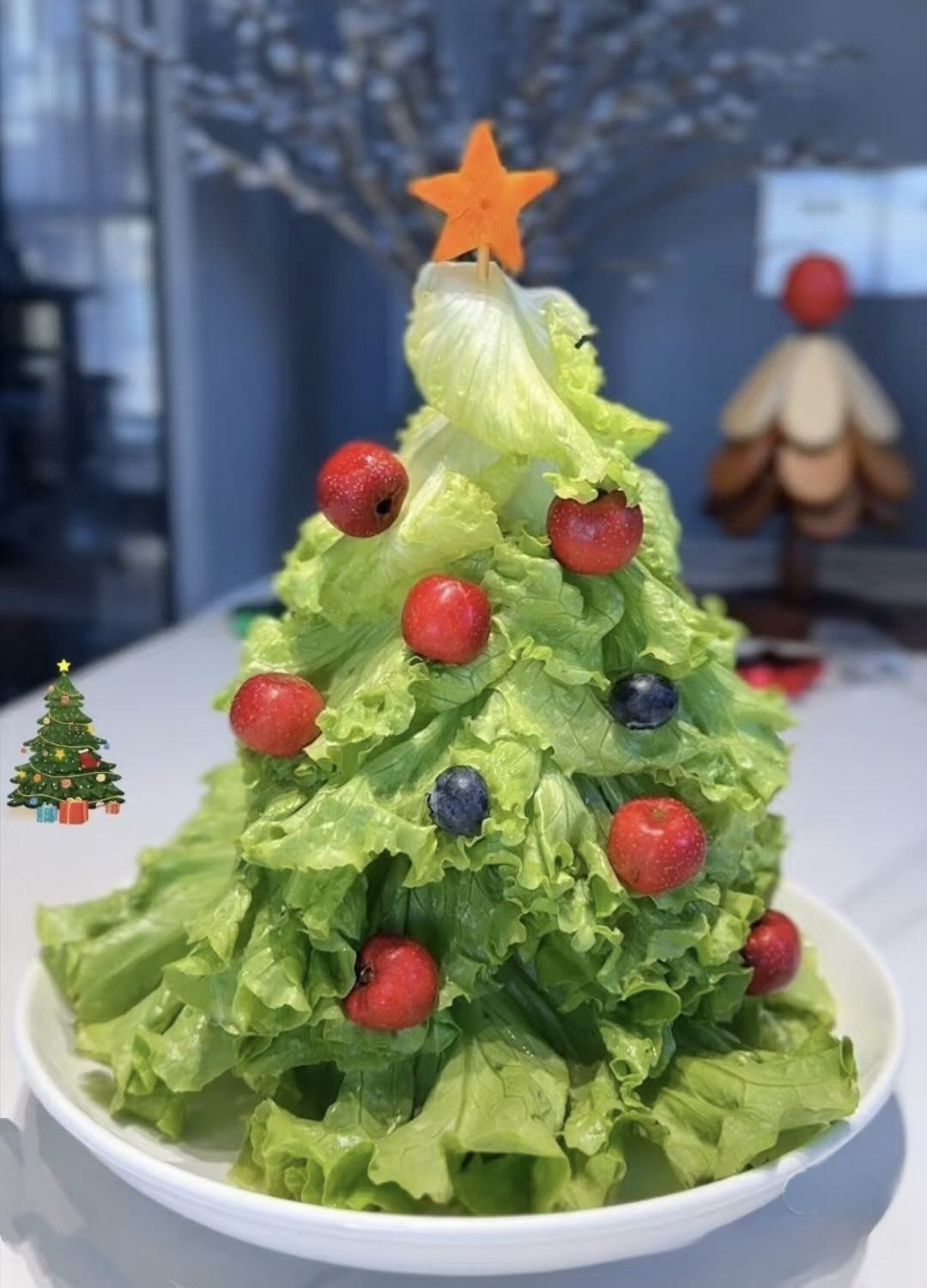Được tạo nên từ rau xà lách cuộn tròn, trang trí bằng những quả cherry, việt quất và một ngôi sao cà rốt trên đỉnh. Món ăn này vừa tươi mát, vừa rực rỡ sắc màu Giáng Sinh.