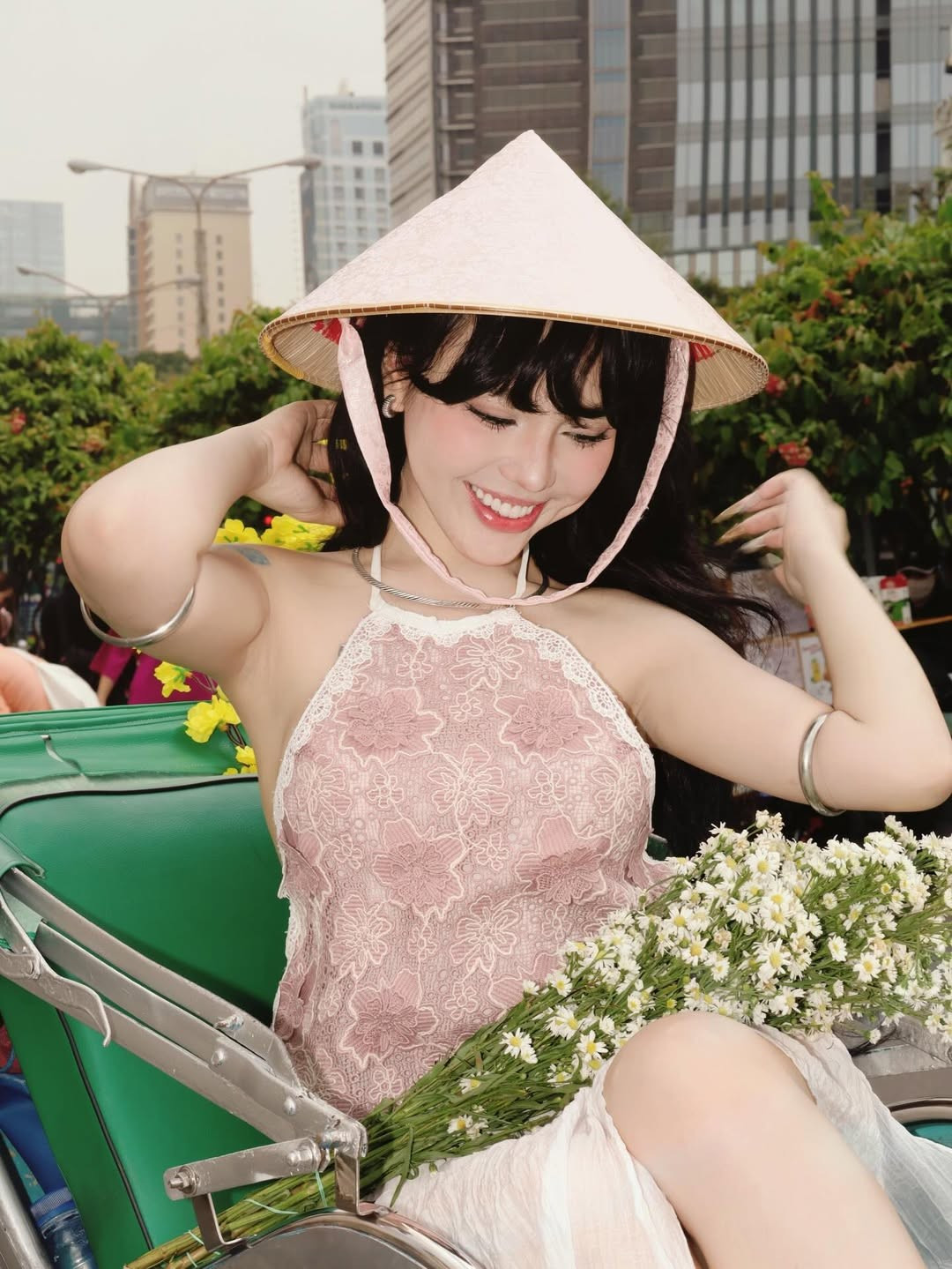 Thay vì kiểu dáng quen thuộc, cô nàng diện thiết kế áo yếm cách tân với những đường cắt xẻ tinh tế, giúp khoe trọn bờ vai trần thon thả và làn da trắng sứ thương hiệu. (Ảnh: IGNV)