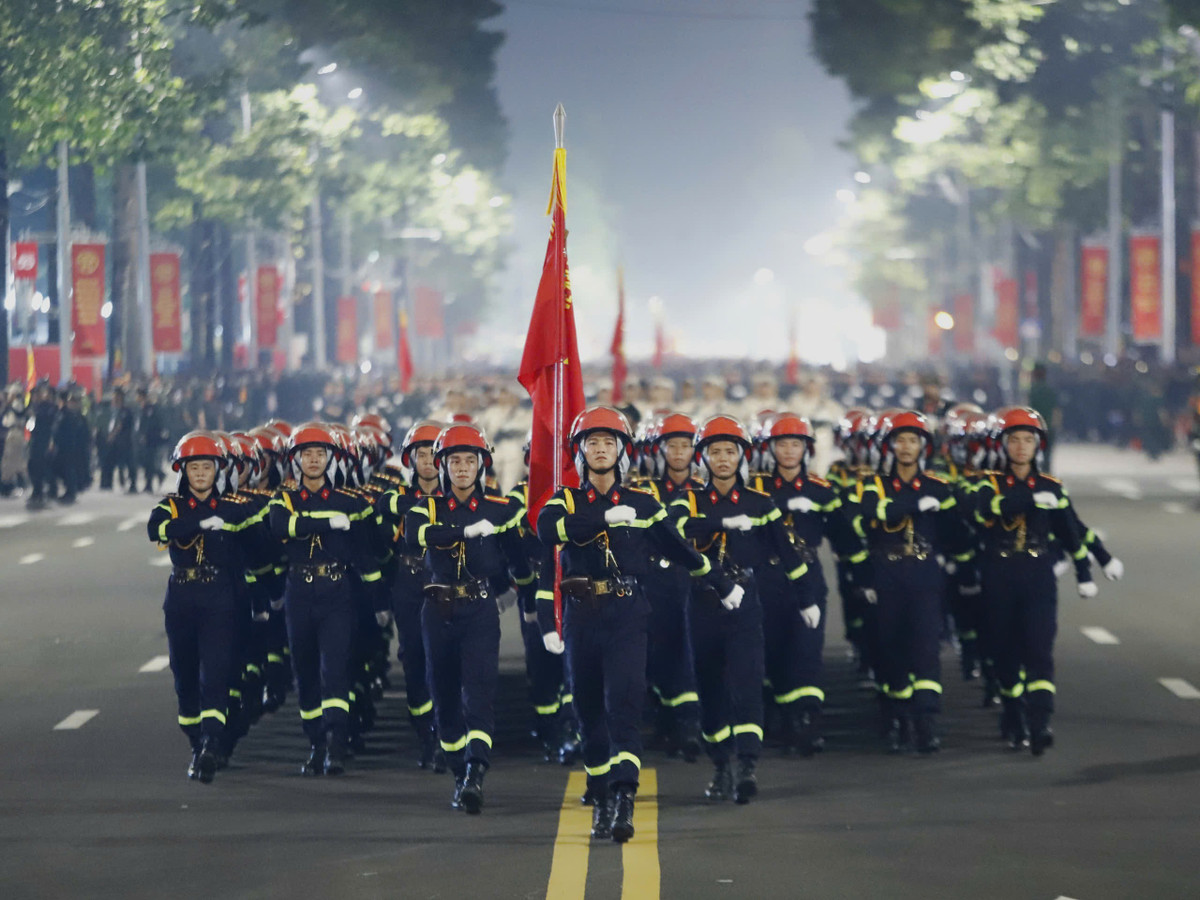 Các chiến sĩ bước đi nghiêm trang trong không khí hào hùng, hân hoan, và trong sự chứng kiến của rất nhiều người dân. Mỗi một khối diễu binh, diễu hành đi qua những tuyến đường đều nhận về sự cổ vũ, tình cảm nồng hậu từ quần chúng nhân dân.