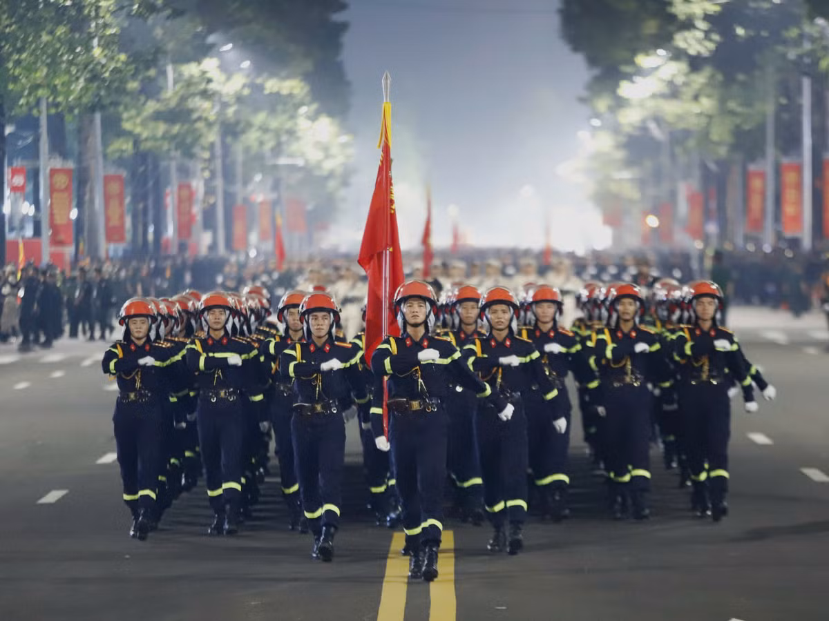 Các chiến sĩ bước đi nghiêm trang trong không khí hào hùng, hân hoan, và trong sự chứng kiến của rất nhiều người dân. Mỗi một khối diễu binh, diễu hành đi qua những tuyến đường đều nhận về sự cổ vũ, tình cảm nồng hậu từ quần chúng nhân dân.