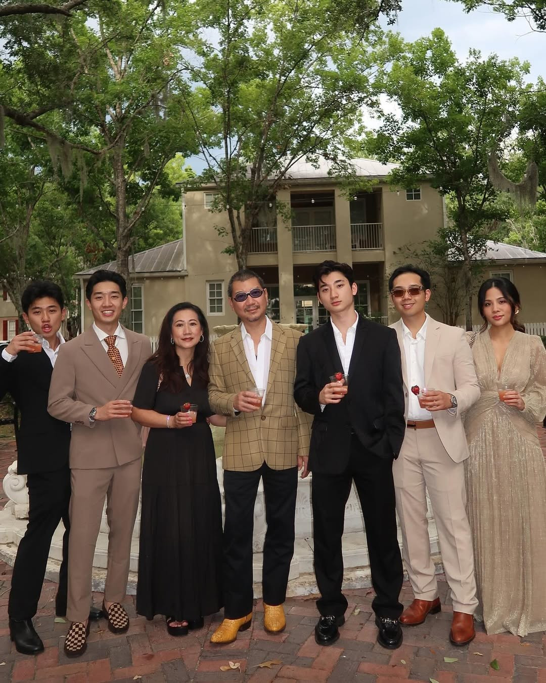 Cô nàng dành lời khen ngợi đến cho bạn trai cũ: "Đẹp trai". Đáp lại, Paul Lê nhanh chóng trả lời: "Biết rồi".