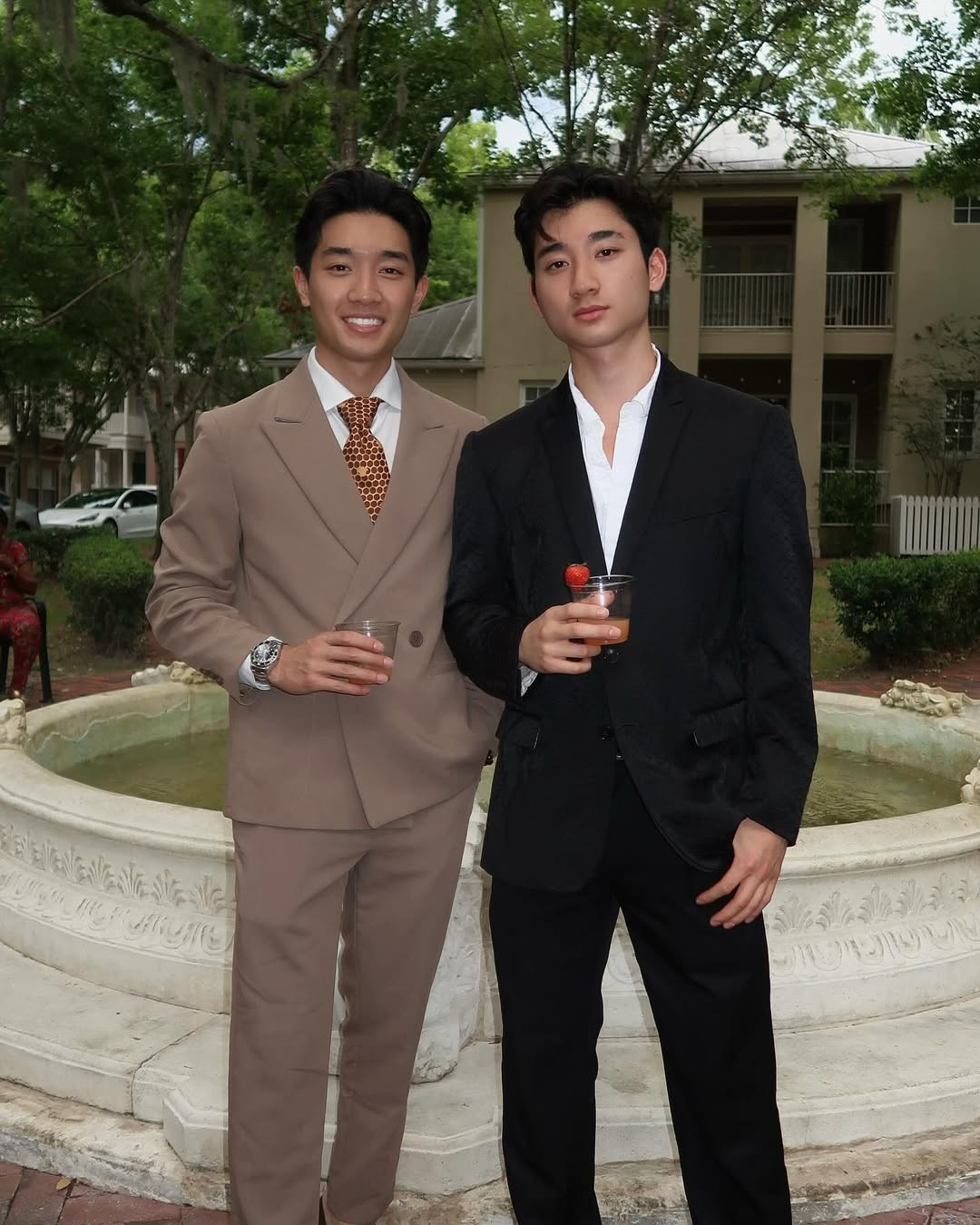 Mới đây, bạn trai cũ của Louis Phạm (Phạm Như Phương) - Paul Lê đăng tải những bức ảnh đơn giản chụp cùng với gia đình của mình. Sẽ không có gì đáng nói nếu như ngay dưới phần bình luận, cư dân mạng đã nhanh chóng phát hiện một dòng comment từ chính Louis Phạm, khi những hình ảnh vừa được đăng tải không lâu.