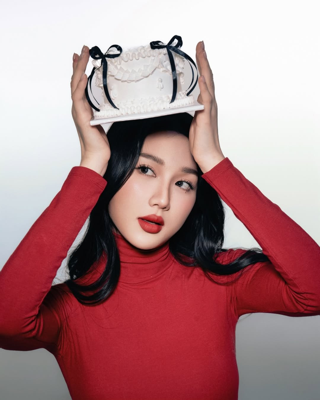 Trong bộ ảnh lần này, Mina Young lựa chọn phong cách tối giản nhưng cực kỳ hiệu quả về mặt thị giác. Cô diện một chiếc áo cổ cao ôm sát màu đỏ rực rỡ, tạo nên nét quyến rũ, gợi cảm và đầy bí ẩn. (Ảnh: IGNV)