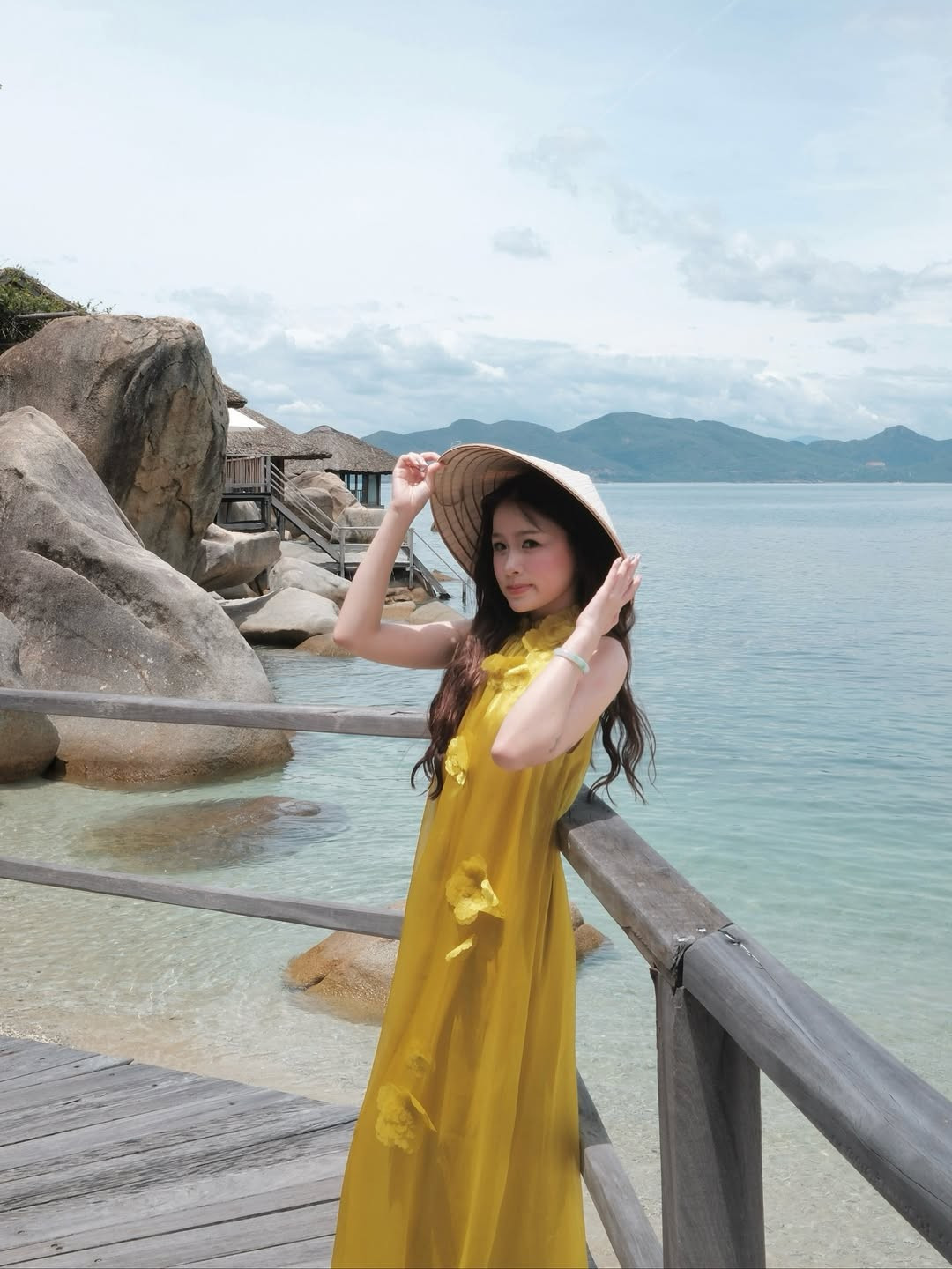 Khi dạo chơi trong khuôn viên khu nghỉ dưỡng, Chao lại hóa thân thành nàng thơ dịu dàng với chiếc váy maxi màu vàng nổi bật. (Ảnh: IGNV)