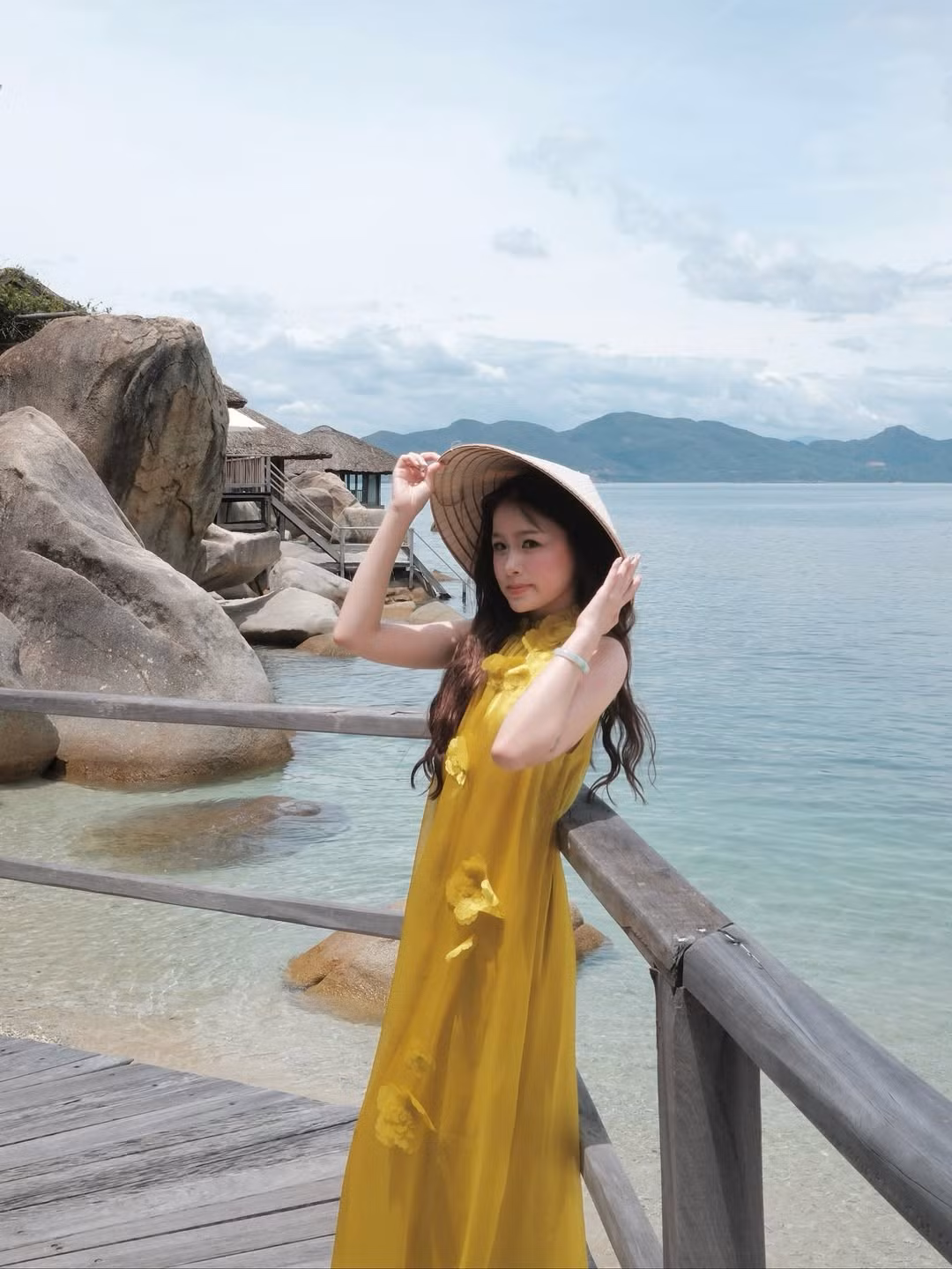 Khi dạo chơi trong khuôn viên khu nghỉ dưỡng, Chao lại hóa thân thành nàng thơ dịu dàng với chiếc váy maxi màu vàng nổi bật. (Ảnh: IGNV)