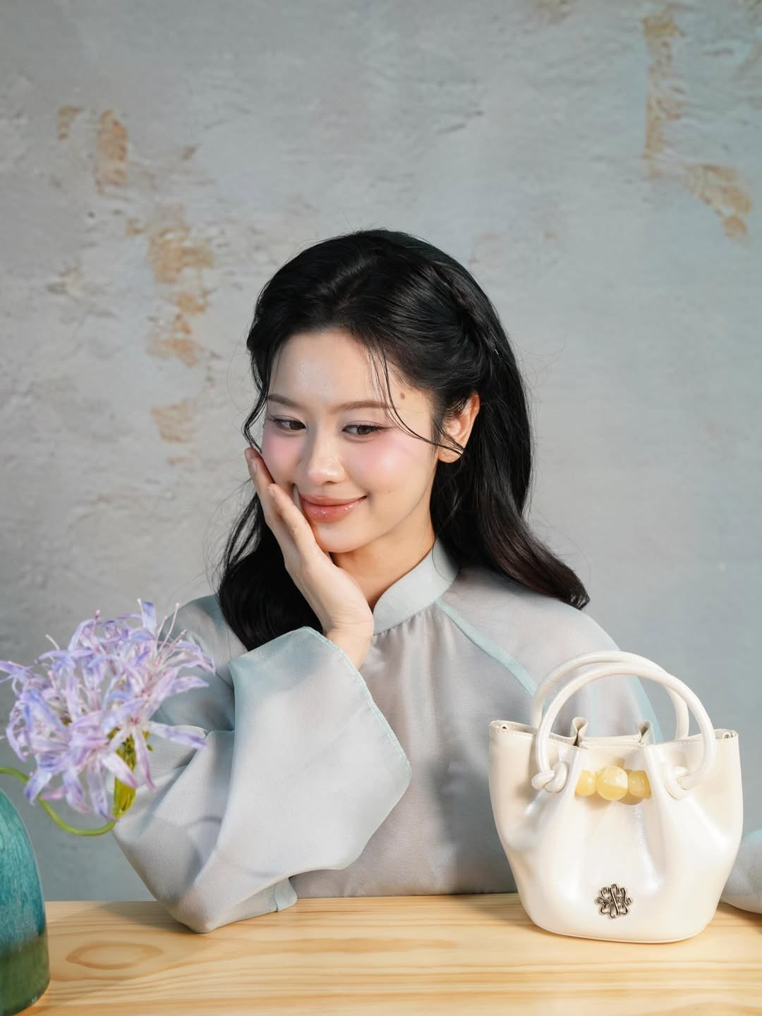 Cô chọn phong cách makeup trong trẻo với tông hồng đào làm chủ đạo, nhấn vào đôi mắt long lanh và làn môi mọng mướt. (Ảnh: IGNV)