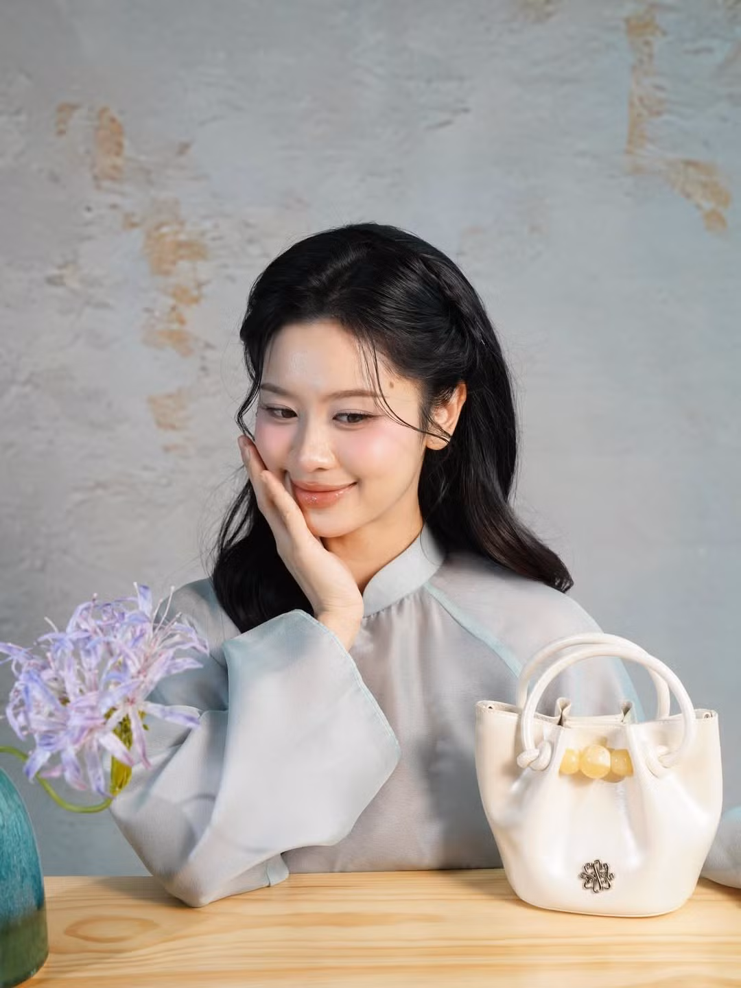 Cô chọn phong cách makeup trong trẻo với tông hồng đào làm chủ đạo, nhấn vào đôi mắt long lanh và làn môi mọng mướt. (Ảnh: IGNV)