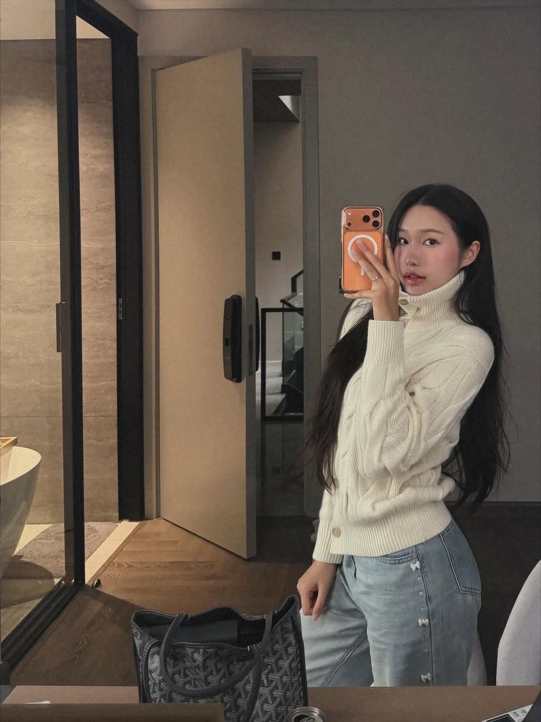 Xuất hiện trong một bộ ảnh mới nhất, người đẹp Top 10 Hoa hậu Việt Nam 2020 lựa chọn chiếc áo len cardigan cổ lọ dày dặn, mang tông màu trắng kem tinh khôi, tạo nên một tổng thể vừa thanh lịch, vừa dịu dàng đúng chuẩn "tiểu thư Hà thành". (Ảnh: IGNV)