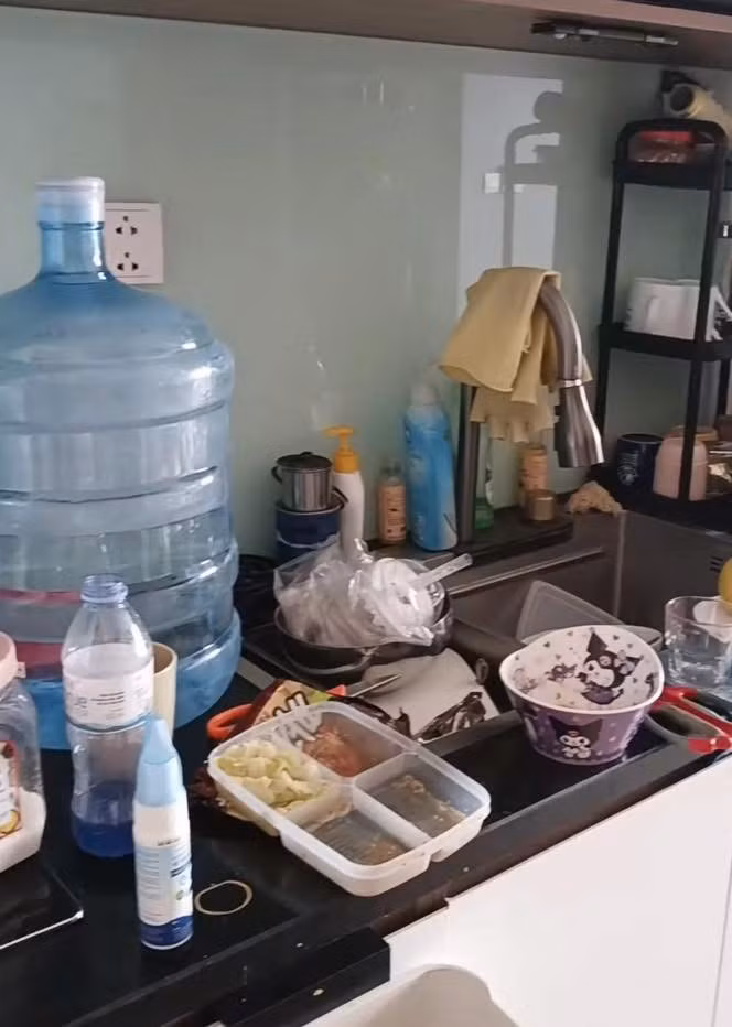 Theo lời bà, con trai bà là nhà thiết kế thời trang, con dâu là giáo viên, đều là những người có học, có nghề nghiệp ổn định.