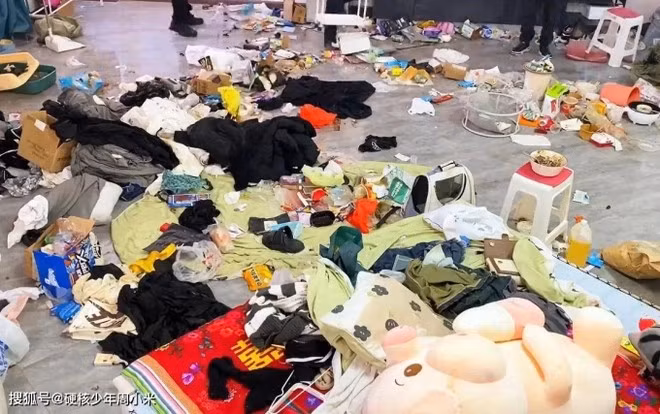 Cách đây ít lâu, câu chuyện một người đàn ông ở Trung Quốc quyết định trở về nhà xem tình hình sau vài ngày "ngủ bên ngoài" đã từng gây xôn xao mạng xã hội, trong đó có cả Việt Nam. Nhìn cảnh tượng trong nhà, anh gần như sụp đổ, mọi nhẫn nại giờ đây đều không thể kìm hãm được cơn giận dữ.