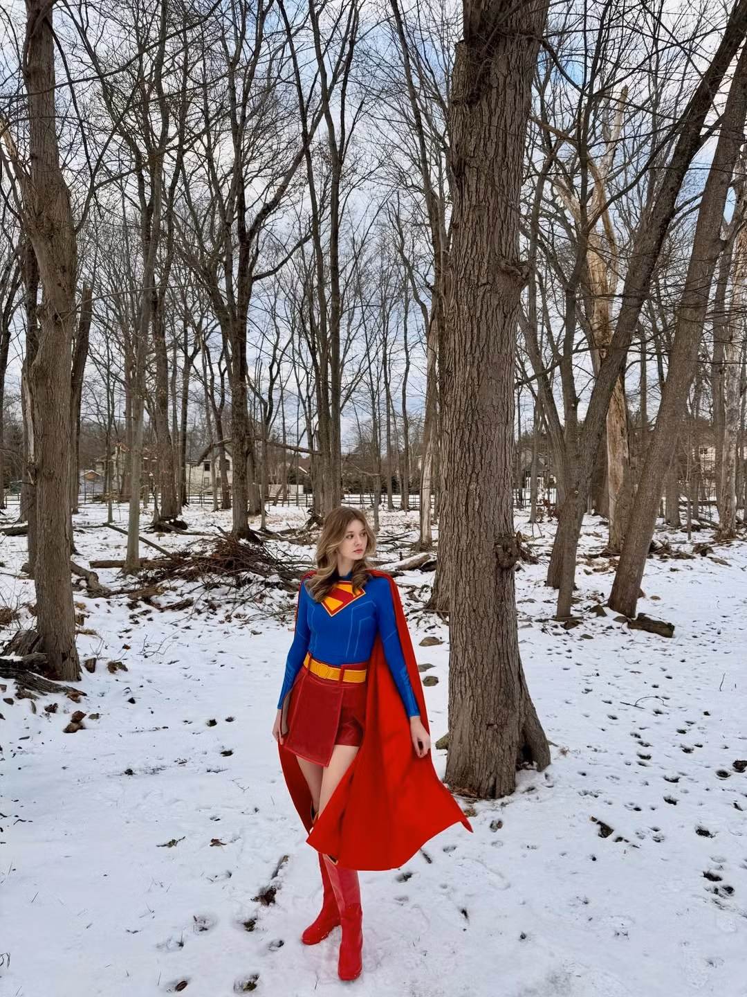 Không chỉ gây ấn tượng bởi gương mặt xinh đẹp như búp bê với mái tóc vàng bồng bềnh, cô nàng còn khiến dân mạng "tan chảy" khi xuất hiện cùng một chú chó nhỏ vô cùng đáng yêu. (Ảnh: IGNV)