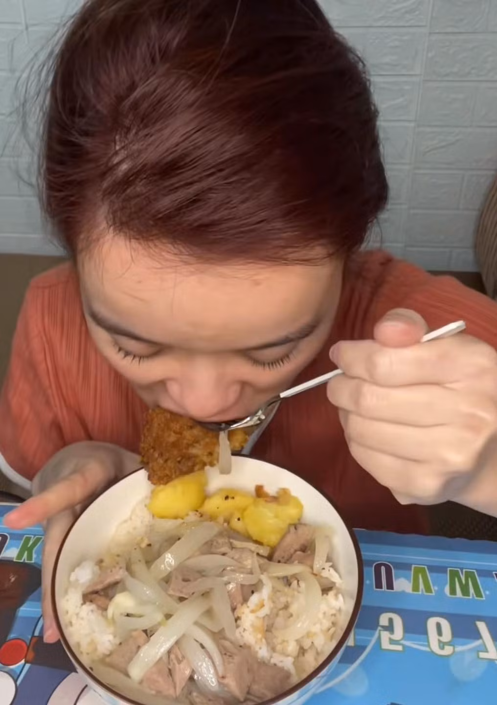 Trên trang cá nhân của mình, Ny thường xuyên chia sẻ về cuộc sống hàng ngày, các buổi hẹn hò và trải nghiệm cá nhân.