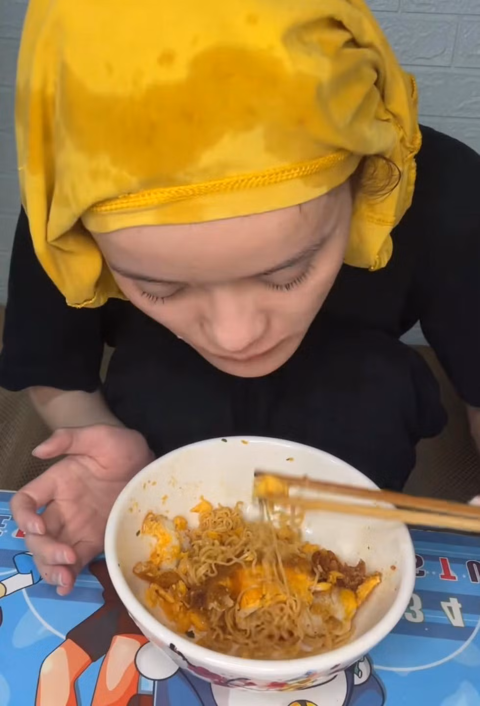 Cô thường xuyên kể về các buổi hẹn hò với nhiều chàng trai ngoại quốc, thậm chí có lần công khai yêu cầu một người mới quen trên ứng dụng hẹn hò phải đưa tiền mới được gặp mặt. Hành động này bị cho là lợi dụng tình cảm để trục lợi, gây ảnh hưởng xấu đến nhận thức của giới trẻ về mối quan hệ và tình yêu.