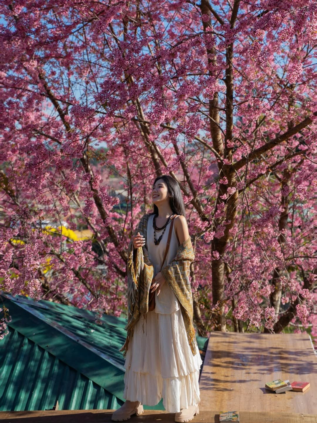 Điểm xuyết thêm là những món phụ kiện vòng cổ bằng gỗ và đá, tạo nên một tổng thể vừa hoang dại, vừa thanh lịch. (Ảnh: IGNV)