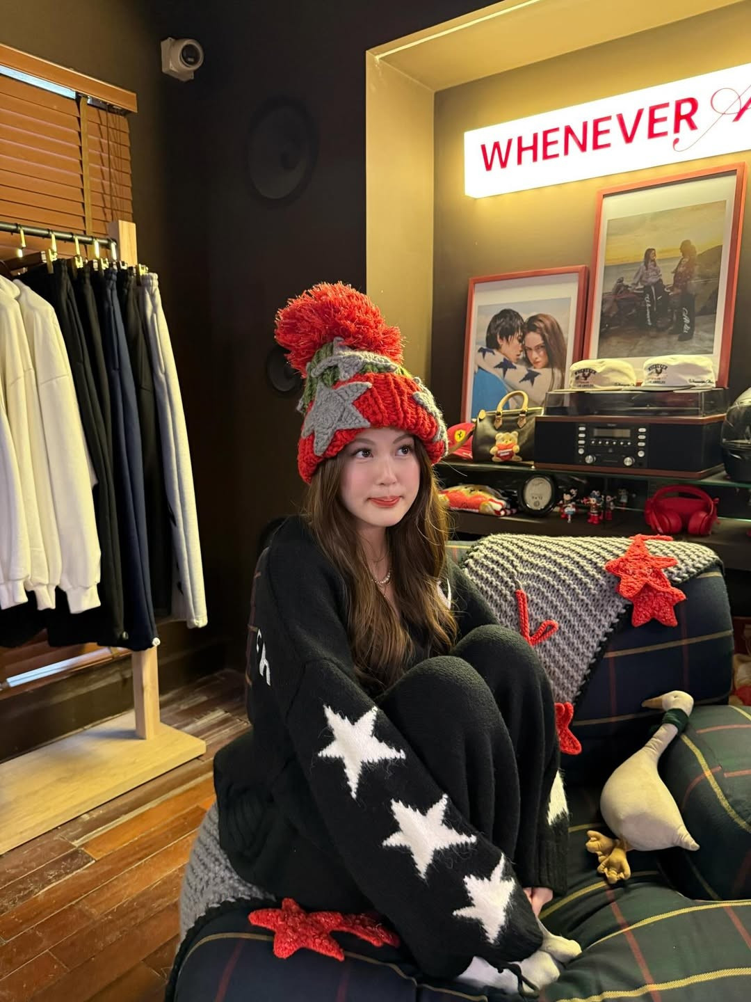 Áo khoác len đen với điểm nhấn là những ngôi sao lớn màu trắng trên tay áo và phần thân, mang đến sự trẻ trung, năng động và cũng vô cùng đậm chất Y2K. (Ảnh: IGNV)