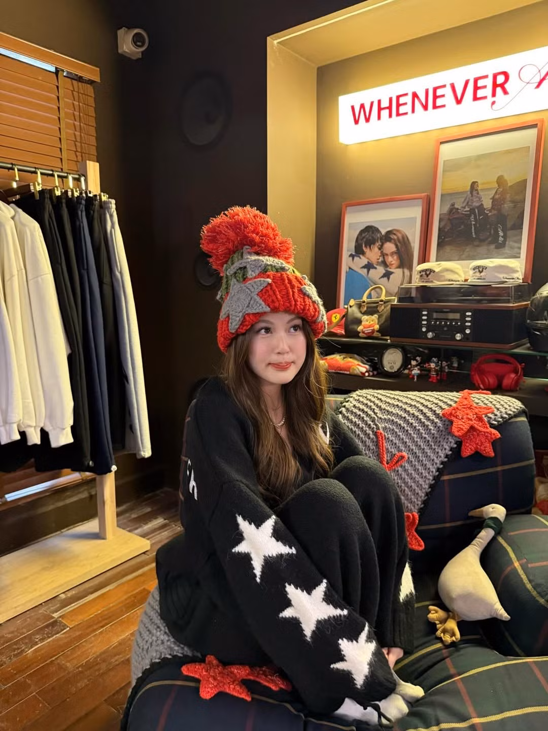 Áo khoác len đen với điểm nhấn là những ngôi sao lớn màu trắng trên tay áo và phần thân, mang đến sự trẻ trung, năng động và cũng vô cùng đậm chất Y2K. (Ảnh: IGNV)