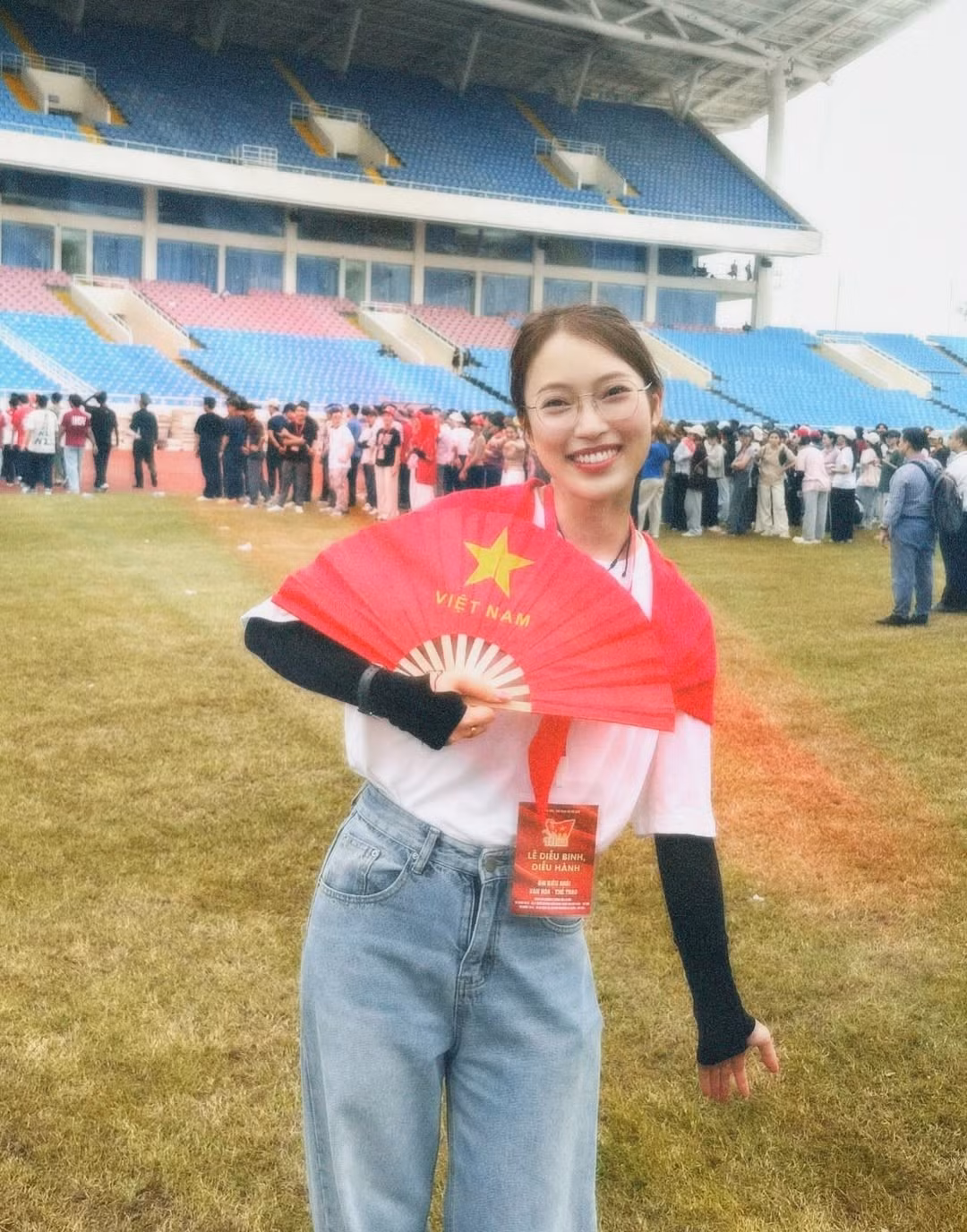 Ngày sinh nhật của mỗi người thường là dịp để quây quần bên gia đình, bạn bè và tận hưởng những phút giây thư giãn. Nhưng với MC Khánh Vy, sinh nhật năm nay cô nàng đã đón tuổi mới theo một cách vô cùng đặc biệt và ý nghĩa: tham gia buổi tập luyện diễu binh, diễu hành cho Đại lễ kỷ niệm 80 năm Quốc khánh 2/9. (Ảnh: IGNV)