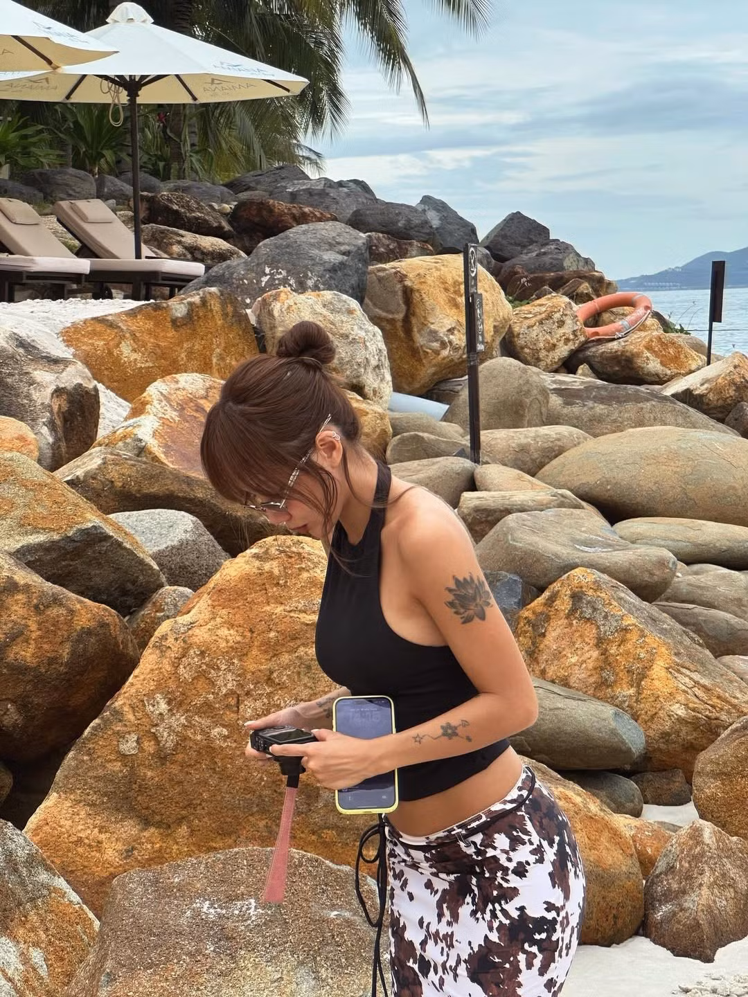 Sự thay đổi này không chỉ đơn thuần là màu da, mà còn kéo theo một cuộc "cách mạng" trong phong cách thời trang của "vợ quốc dân" Phương Ly, mang đến một hình tượng mới mẻ: cá tính, khỏe khoắn, và cực kỳ quyến rũ. (Ảnh: IGNV)