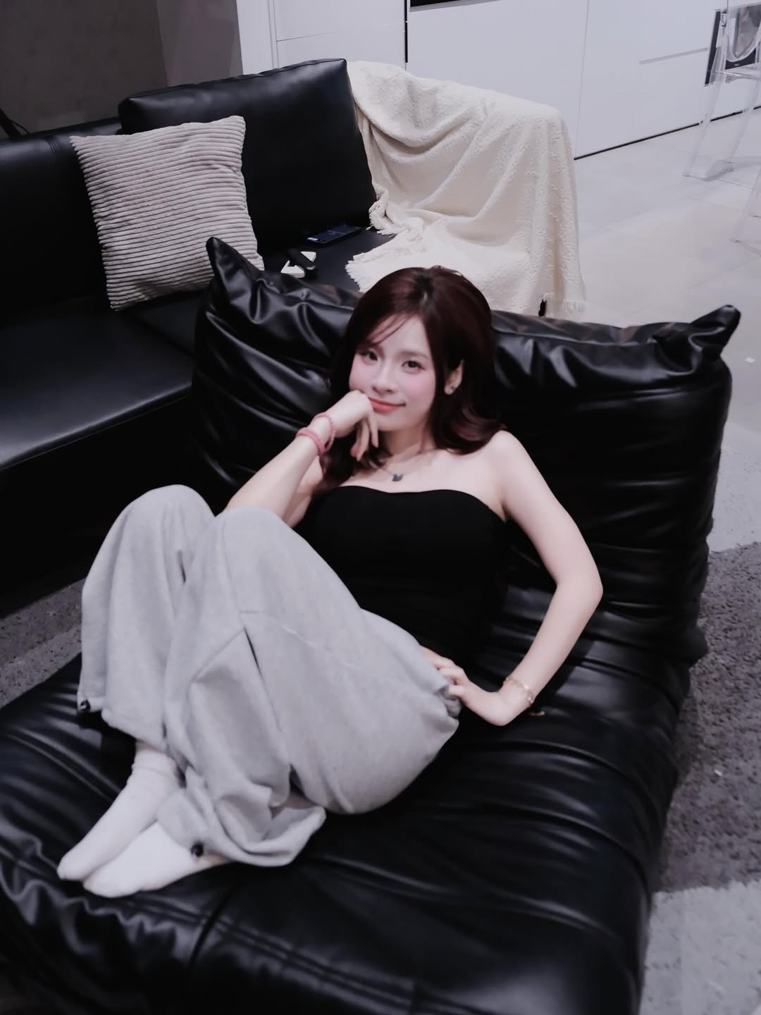 Sau những ồn ào về chuyện tình cảm với anh chàng streamer ViruSs, Ngọc Kem đang chứng minh bản lĩnh của một "phụ nữ đẹp nhất khi không thuộc về ai". Không chỉ tập trung tối đa cho sự nghiệp livestream, cô nàng còn khiến người hâm mộ bất ngờ với màn "lột xác" về phong cách thời trang và nhan sắc ngày càng thăng hạng. (Ảnh: IGNV)