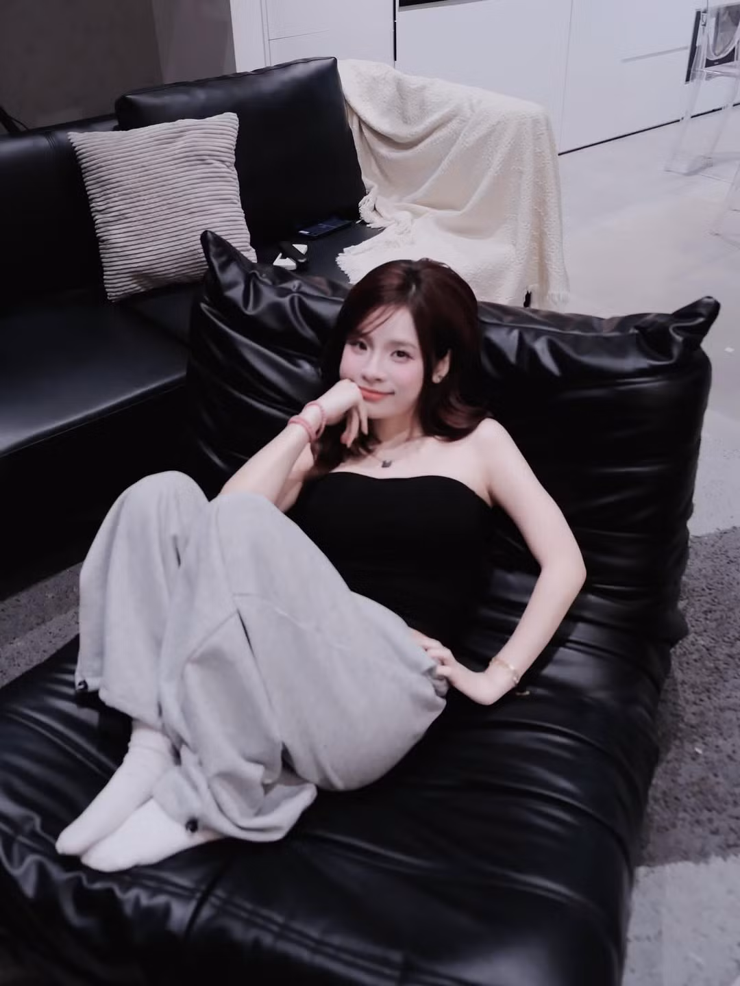 Sau những ồn ào về chuyện tình cảm với anh chàng streamer ViruSs, Ngọc Kem đang chứng minh bản lĩnh của một "phụ nữ đẹp nhất khi không thuộc về ai". Không chỉ tập trung tối đa cho sự nghiệp livestream, cô nàng còn khiến người hâm mộ bất ngờ với màn "lột xác" về phong cách thời trang và nhan sắc ngày càng thăng hạng. (Ảnh: IGNV)