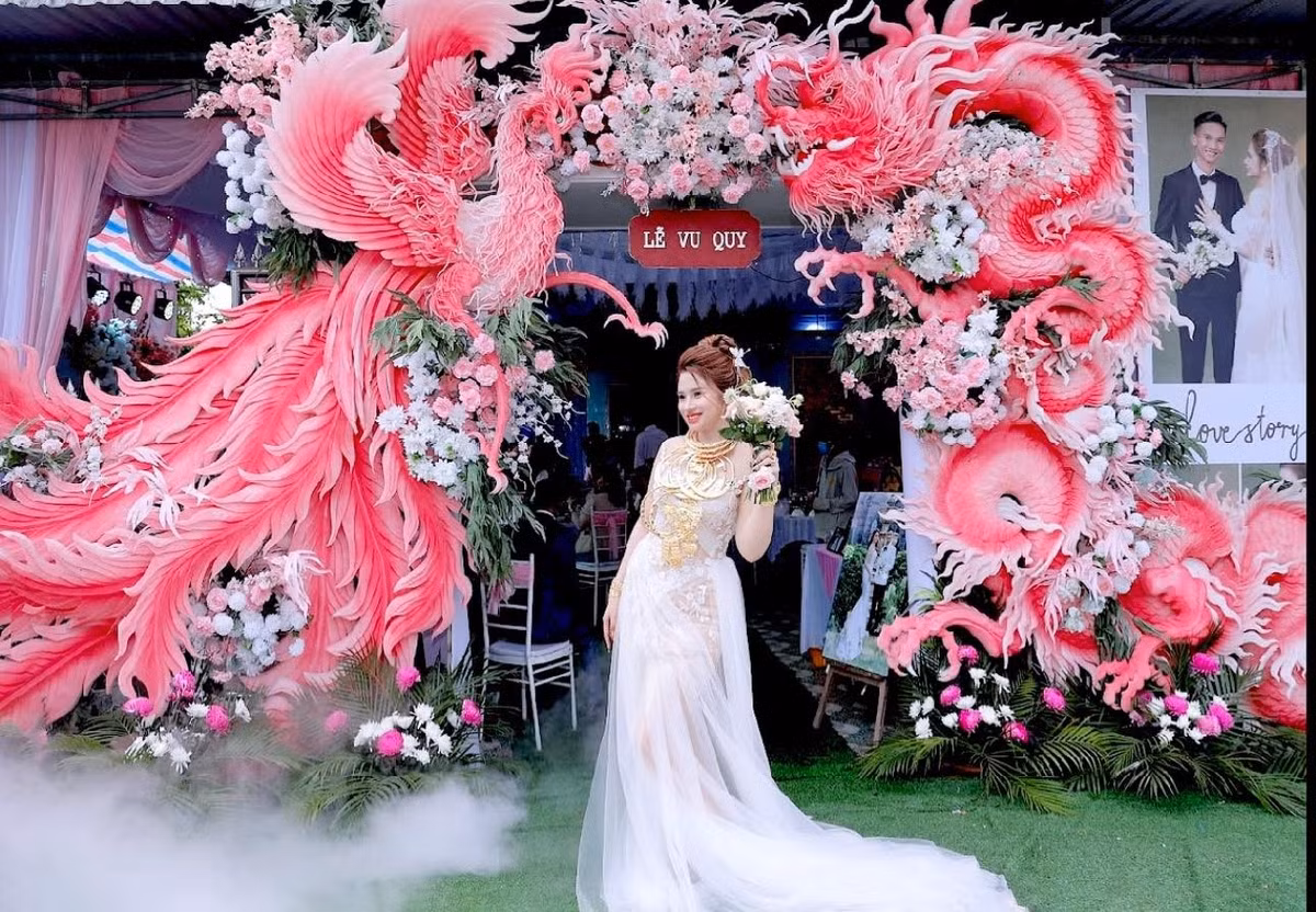 Chú rể Thế Huy tiết lộ rằng cả bố mẹ anh và bố mẹ vợ đều là những chủ vựa sầu riêng lớn. Đây là một trong những ngành nghề mang lại thu nhập "khủng" tại các tỉnh miền Tây.