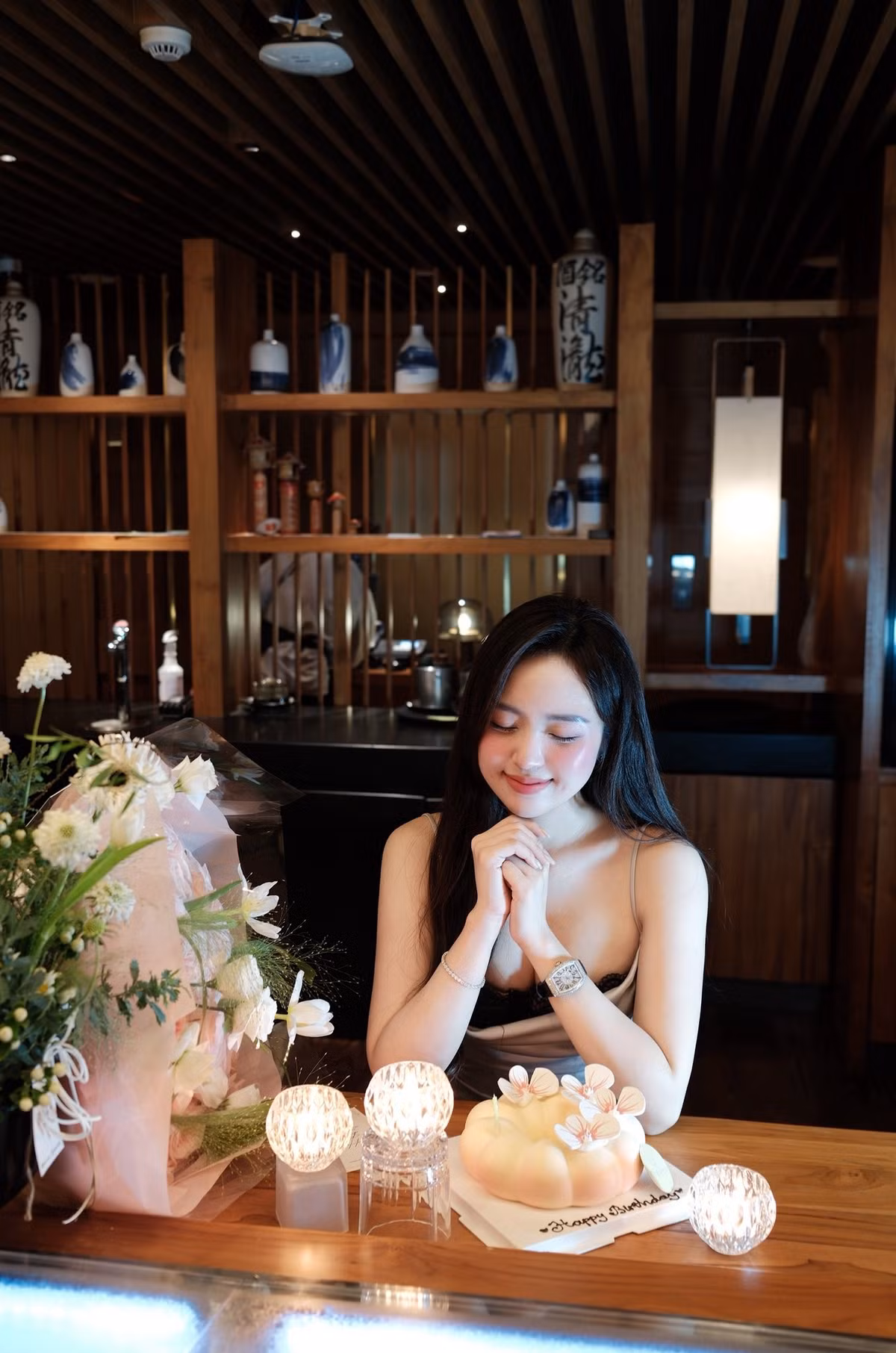 Dù đã là mẹ, sắc vóc của nàng hot girl đình đám Hà thành Lê Phương Anh vẫn luôn thu hút mọi sự chú ý. Mới đây, cô nàng vừa đăng tải loạt ảnh mới khoe trọn vẻ đẹp quyến rũ, ngọt ngào và thần thái rạng rỡ. (Ảnh: FBNV)