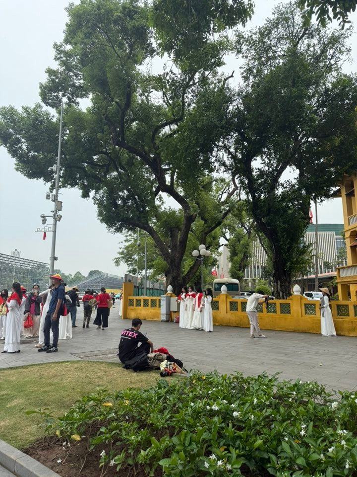 Bất chấp thời tiết oi bức, khu vực quảng trường Ba Đình luôn có đông người đến chụp ảnh từ sáng đến chiều. (Ảnh: Fanpage Lang Thang Hà Nội)