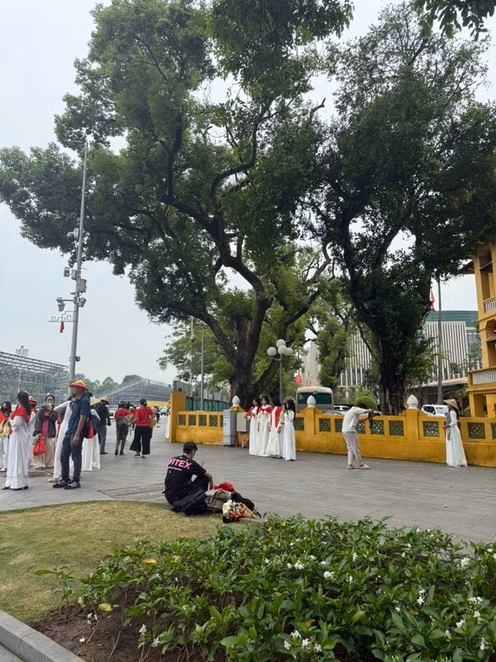Bất chấp thời tiết oi bức, khu vực quảng trường Ba Đình luôn có đông người đến chụp ảnh từ sáng đến chiều. (Ảnh: Fanpage Lang Thang Hà Nội)