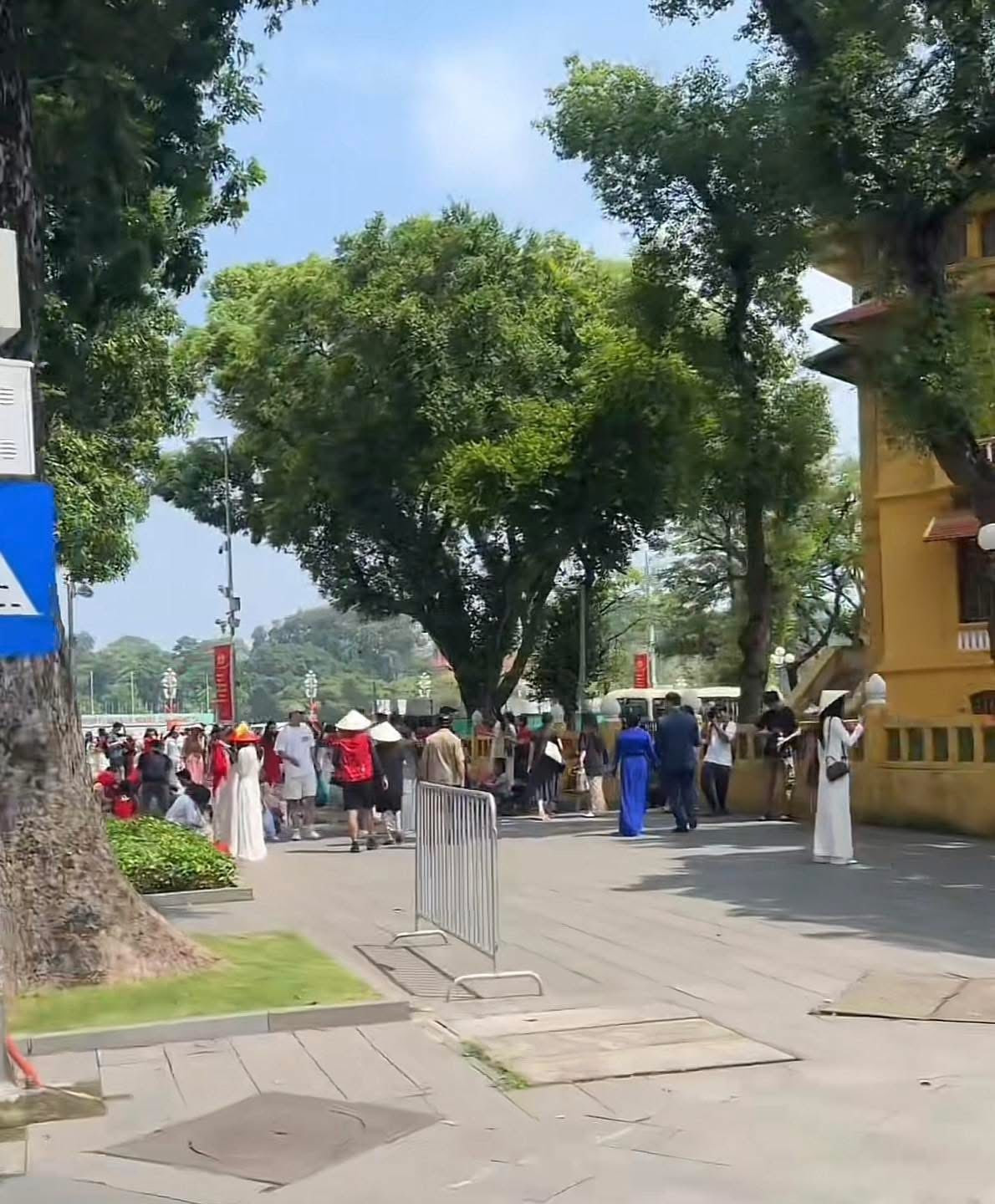 Mọi người chuẩn bị trang phục và phụ kiện đầy đủ để có được những bức ảnh đẹp, trang trọng trong ngày mừng đất nước độc lập. (Ảnh: Fanpage Lang Thang Hà Nội)