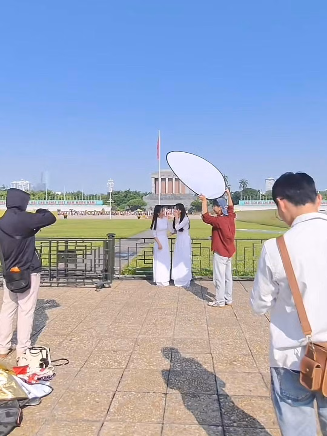 Nhiều người còn đầu tư cả chuyên viên trang điểm, nhiếp ảnh gia chuyên nghiệp để có bộ ảnh ưng ý. (Ảnh: Fanpage Lang Thang Hà Nội)