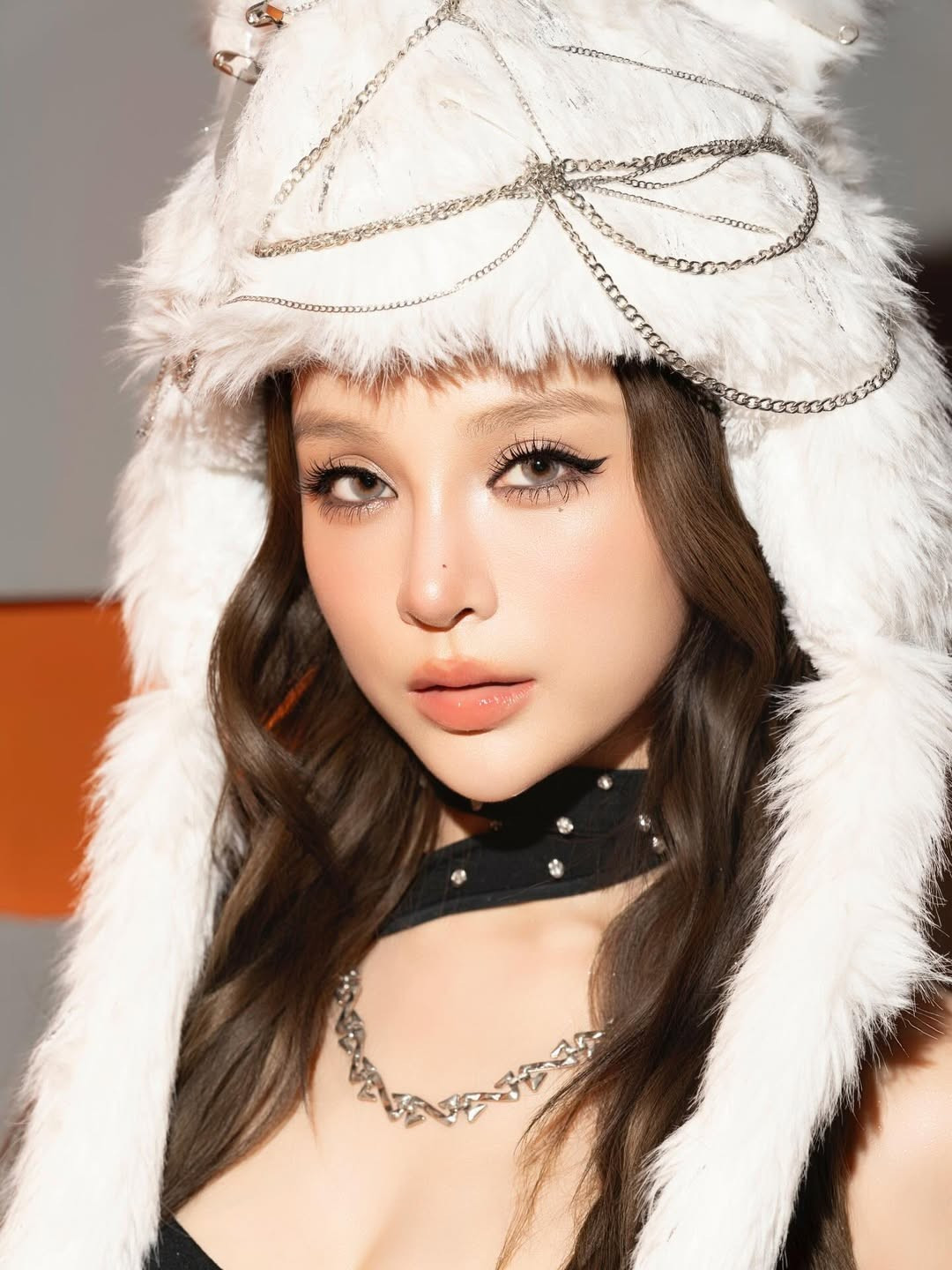 Bộ trang phục được phối từ chân váy ngắn da đen bóng, kết hợp với áo corset cách điệu và các chi tiết kim loại bạc, tạo nên vẻ ngoài vừa cá tính, vừa quyền lực. (Ảnh: IGNV)