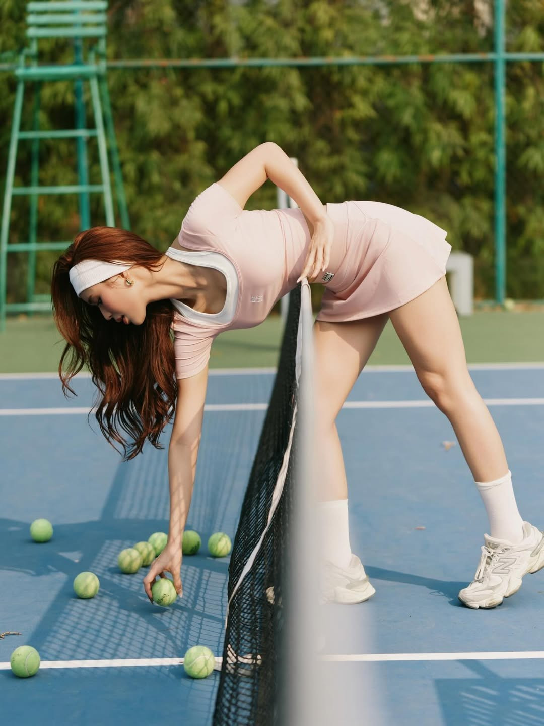 Mai Hà Hoàng Yến bắt đầu nổi tiếng từ một khoảnh khắc cực kỳ giản dị vào năm 2018. Chỉ với đoạn clip 10 giây che nắng cho bạn dưới sân trường, nữ sinh sinh năm 2002 tại Bình Dương khi đó đã lập tức "gây bão" mạng xã hội nhờ nụ cười trong veo và nét đẹp mộc mạc. (Ảnh: IGNV)